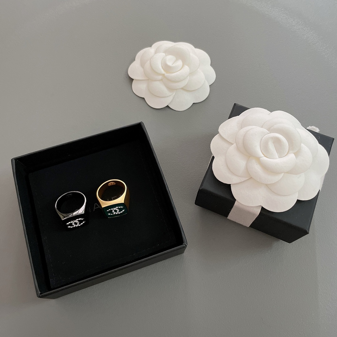 NO:703053,88180 [Scented Square Ring] Z, the same style as G-Dragon!  Green/black, two colors, code number 6/7/8, highly recommended!  The two colors are included together, black is versatile and cool, green is retro and playful, and has a young personality. It is definitely a treasure ring!  It has a vintage flavor and is full of high-end and fashion sense. Fashion always catches people off guard. It is worthy of being the most beautiful person in the world!  ,,Cardia high-end jewelry1986090988180【香方块戒】Z ,权志龙同款！绿色/黑色,两色,码数6/7/8,强烈推荐！两色一起入,黑色百搭酷飒风,绿色复古又俏皮,个性年轻,绝对是一款宝藏戒！特别有Vintage的味道,满满的高级.时尚感,时尚总是让人措不及防的,不愧是人间香耐儿！,,卡迪亚高端饰品,Jewelry