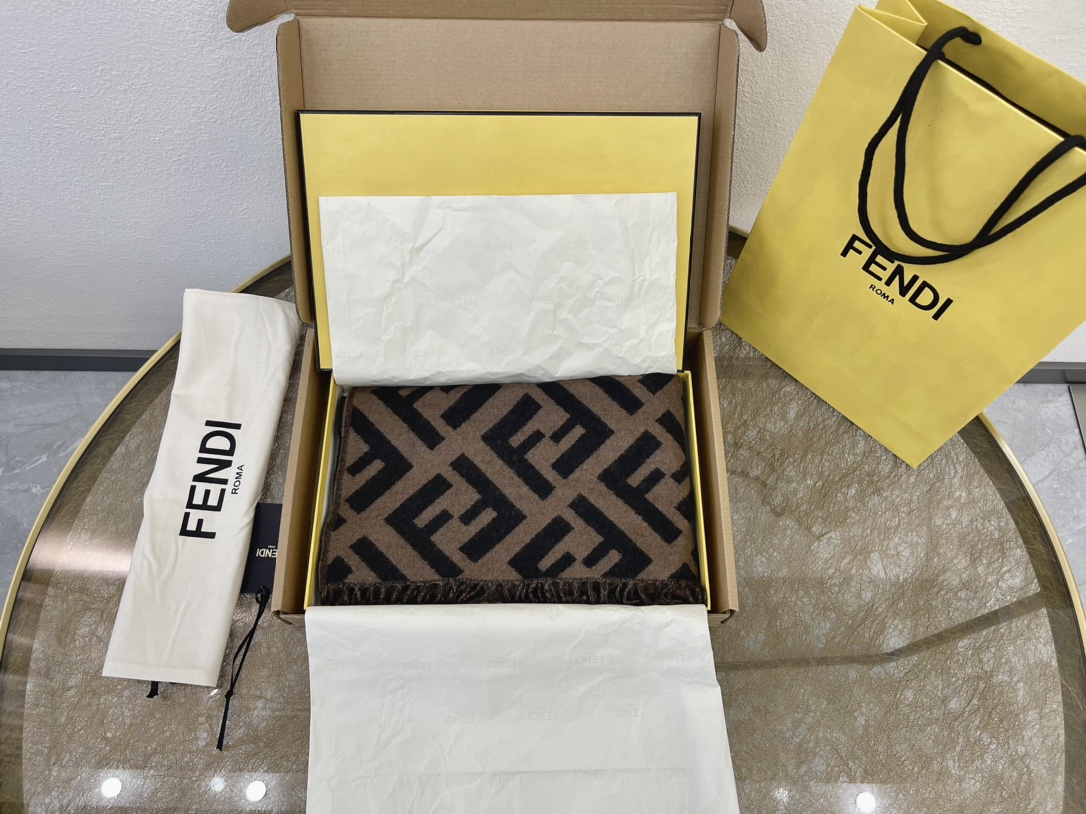 FENDI芬迪经典FF Logo羊绒围巾FXT260