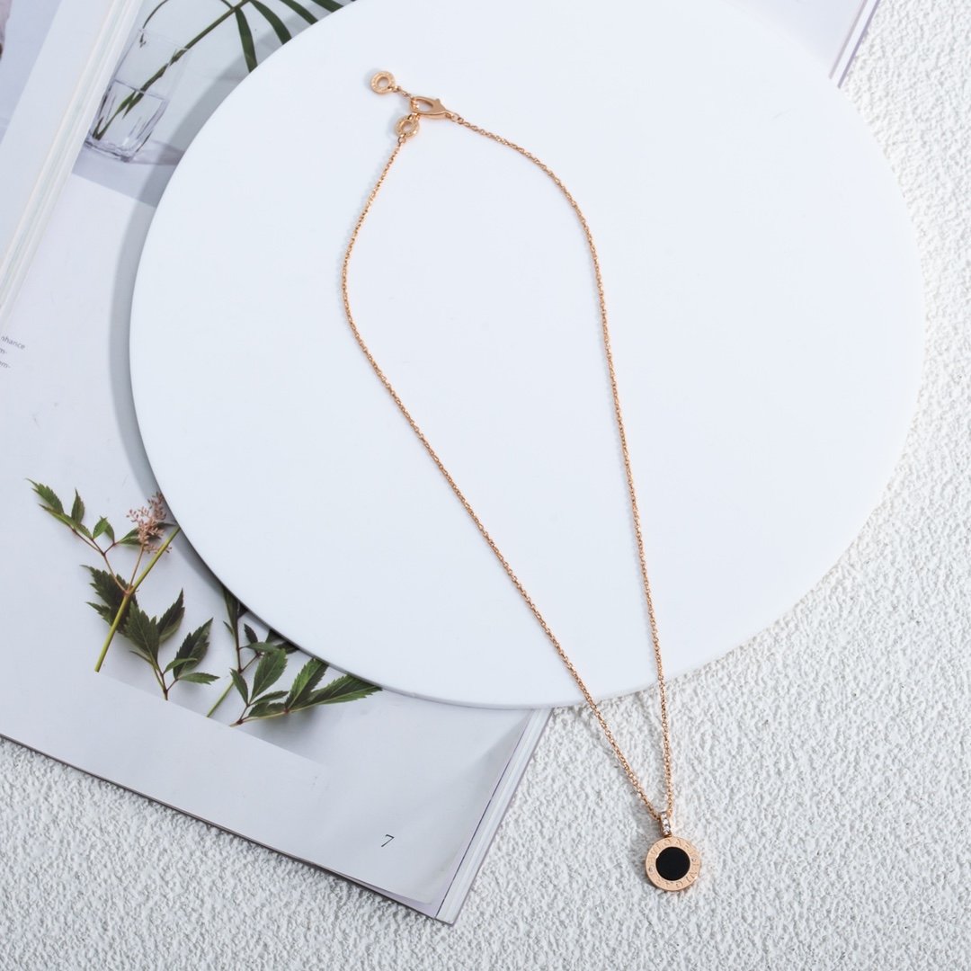 BV双面项链，双面黑白贝母材质，一条当两条使用🥱比起哪些烂大街的扇子，弹簧…… 但这条比较少见低调！！后