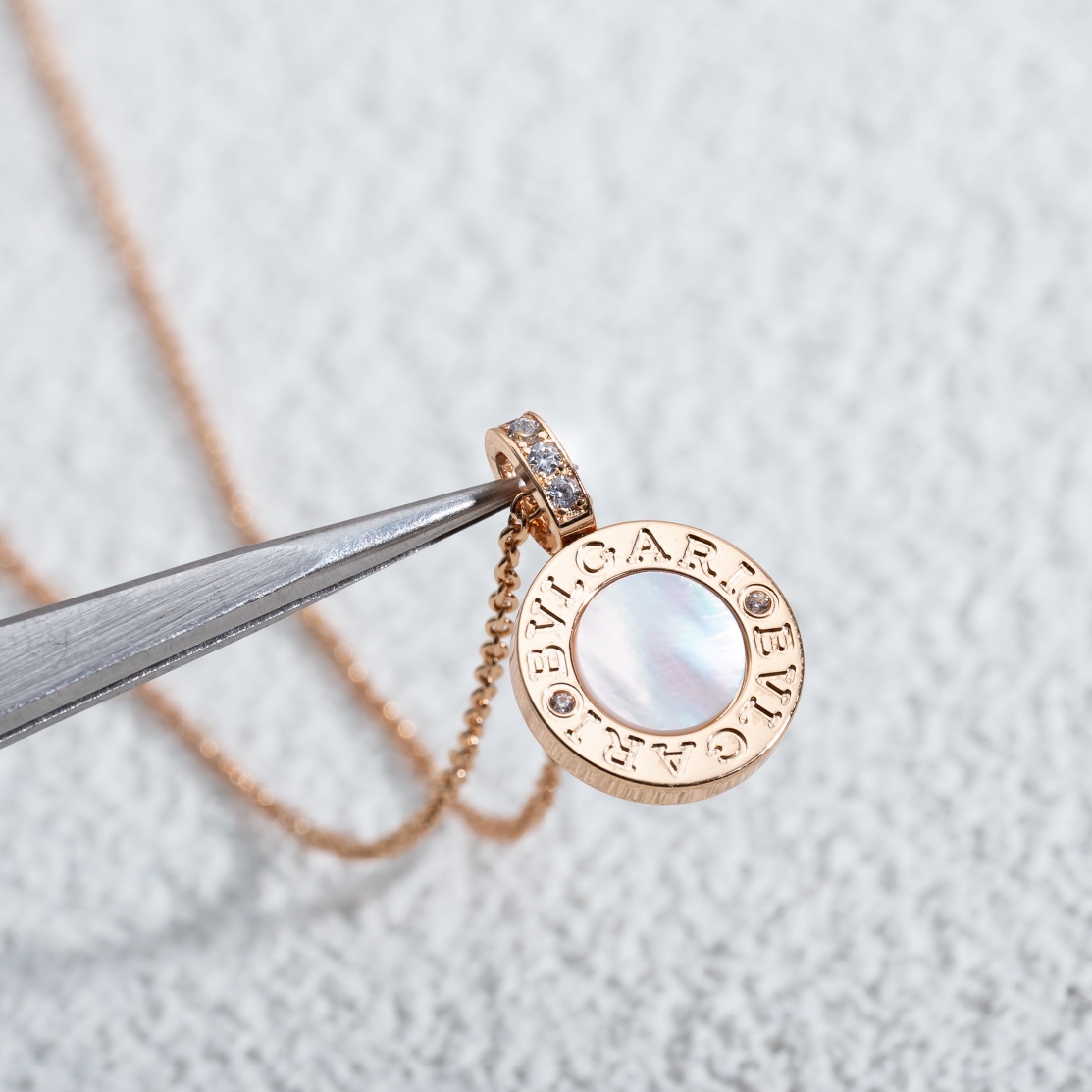 BV双面项链，双面黑白贝母材质，一条当两条使用🥱比起哪些烂大街的扇子，弹簧…… 但这条比较少见低调！！后