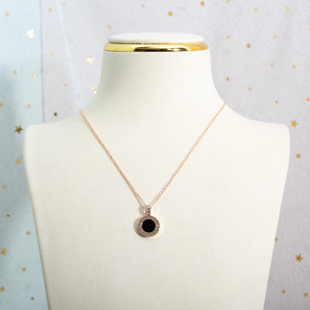 BV双面项链，双面黑白贝母材质，一条当两条使用🥱比起哪些烂大街的扇子，弹簧…… 但这条比较少见低调！！后