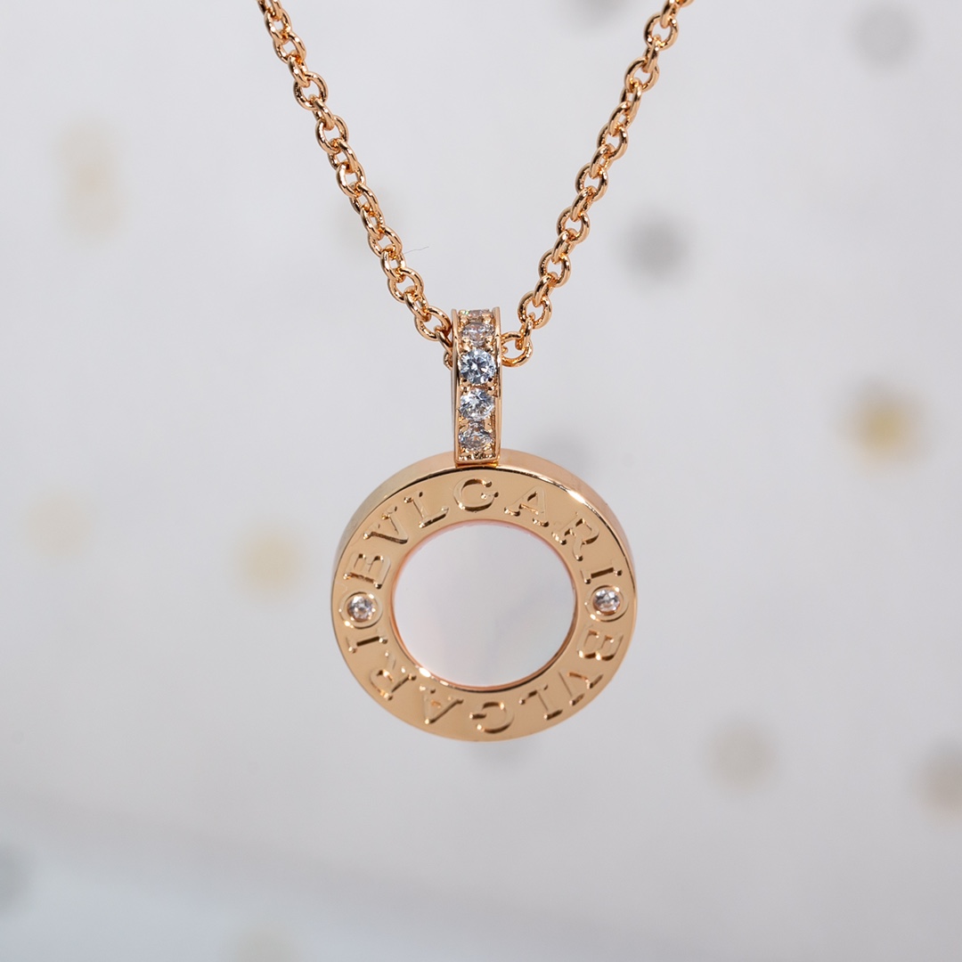 BV双面项链，双面黑白贝母材质，一条当两条使用🥱比起哪些烂大街的扇子，弹簧…… 但这条比较少见低调！！后