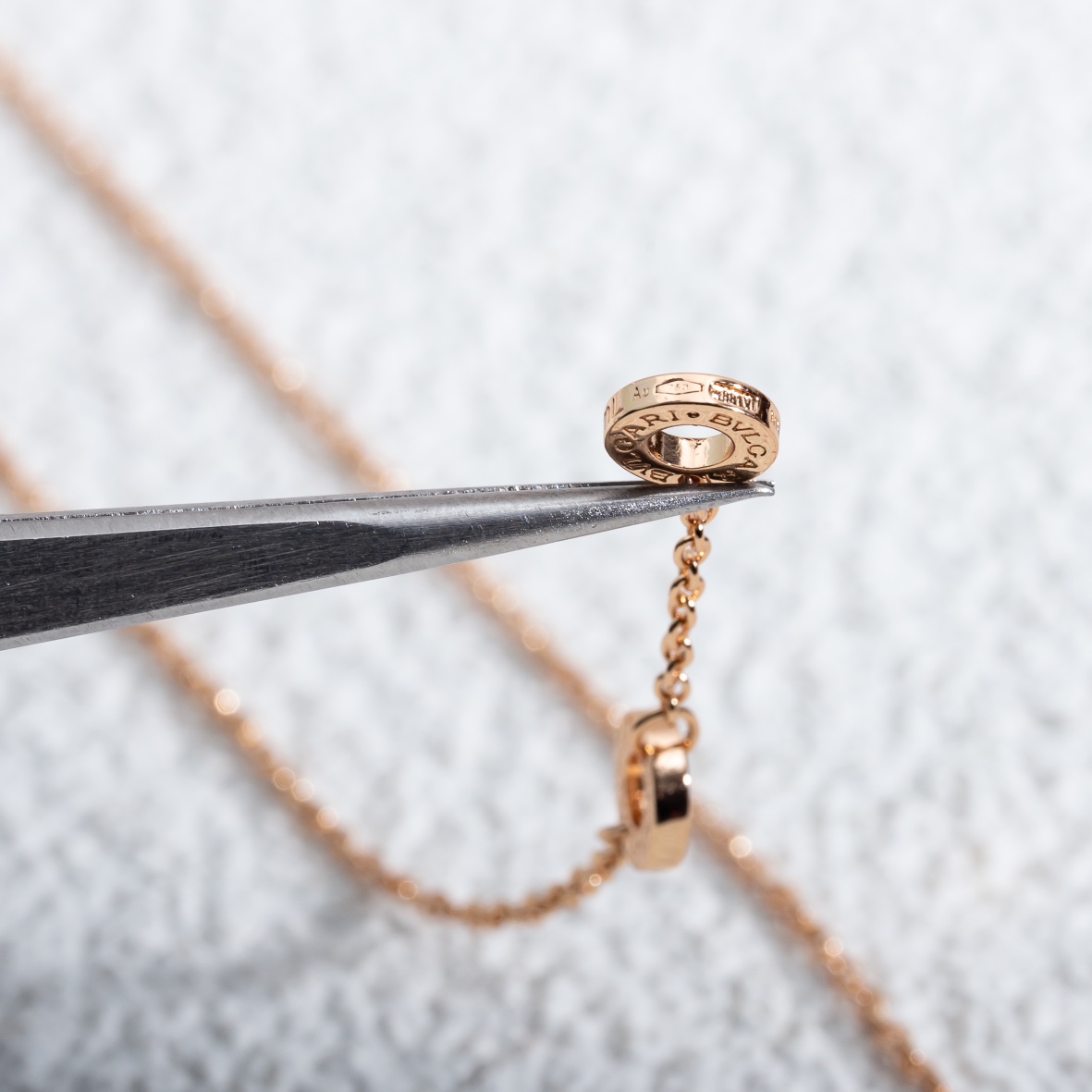 BV双面项链，双面黑白贝母材质，一条当两条使用🥱比起哪些烂大街的扇子，弹簧…… 但这条比较少见低调！！后