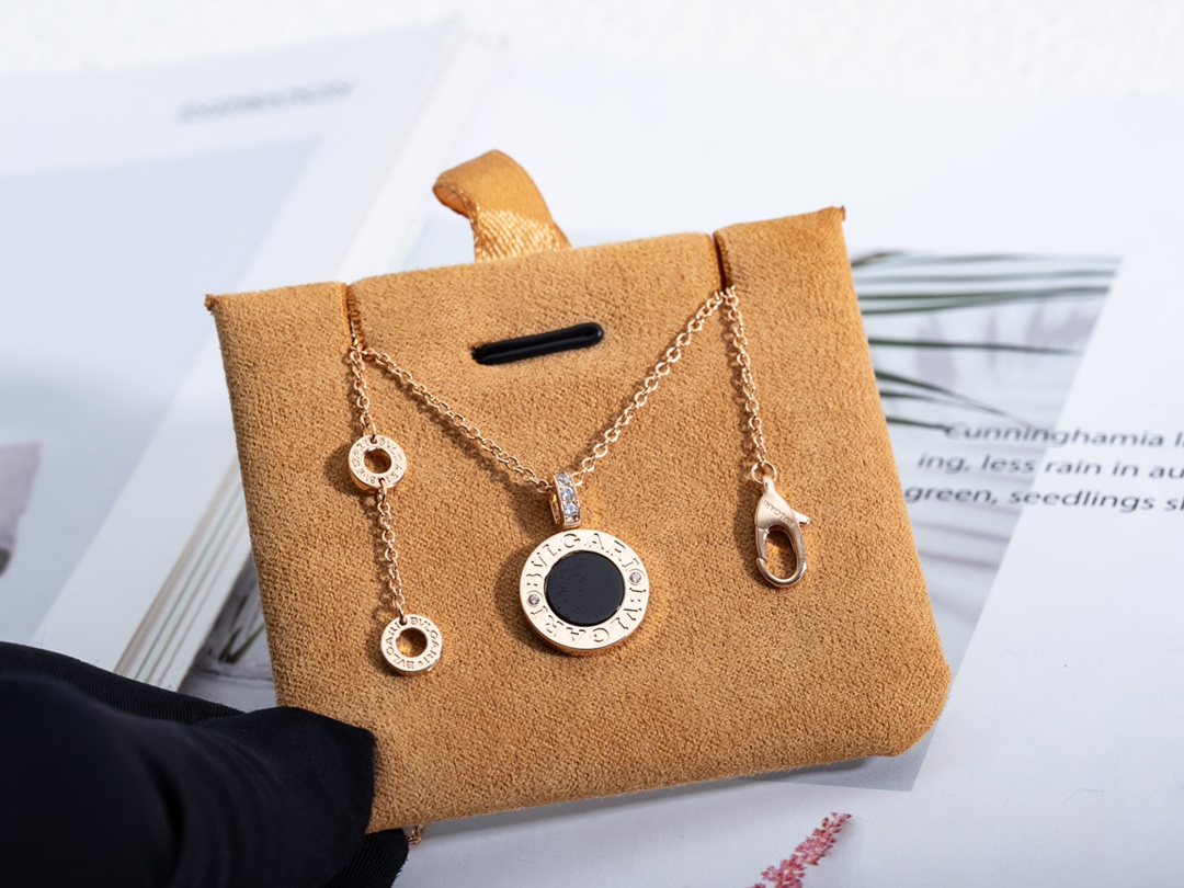 BV双面项链，双面黑白贝母材质，一条当两条使用🥱比起哪些烂大街的扇子，弹簧…… 但这条比较少见低调！！后