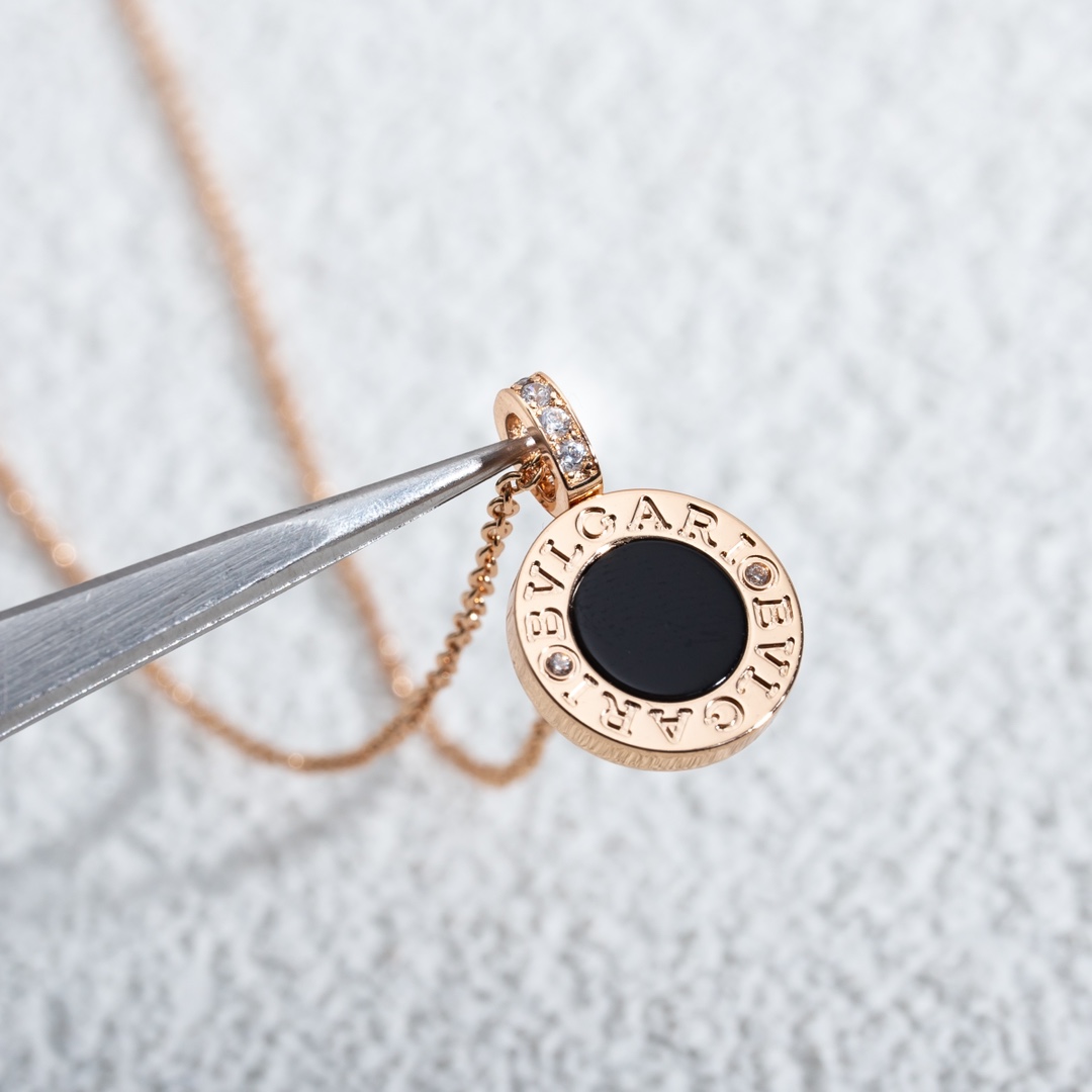 BV双面项链，双面黑白贝母材质，一条当两条使用🥱比起哪些烂大街的扇子，弹簧…… 但这条比较少见低调！！后