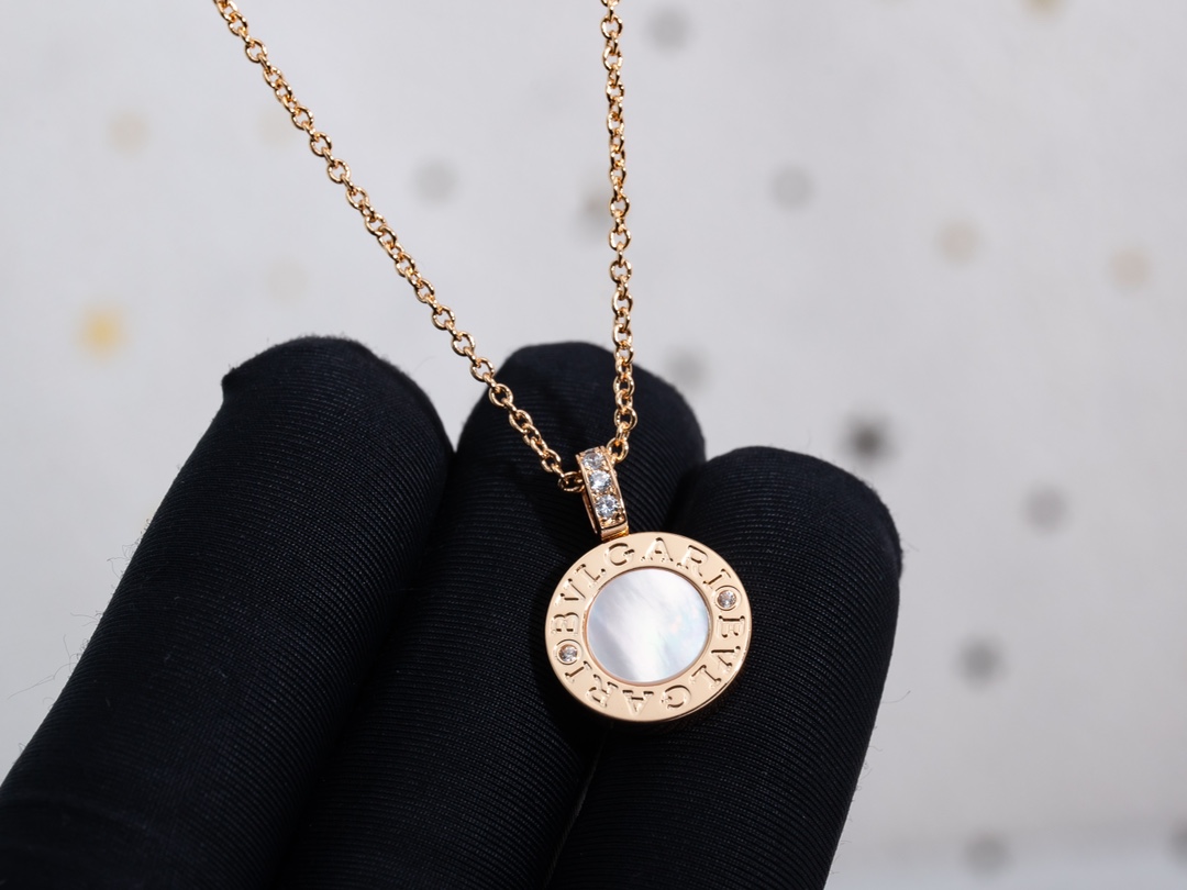 BV双面项链，双面黑白贝母材质，一条当两条使用🥱比起哪些烂大街的扇子，弹簧…… 但这条比较少见低调！！后