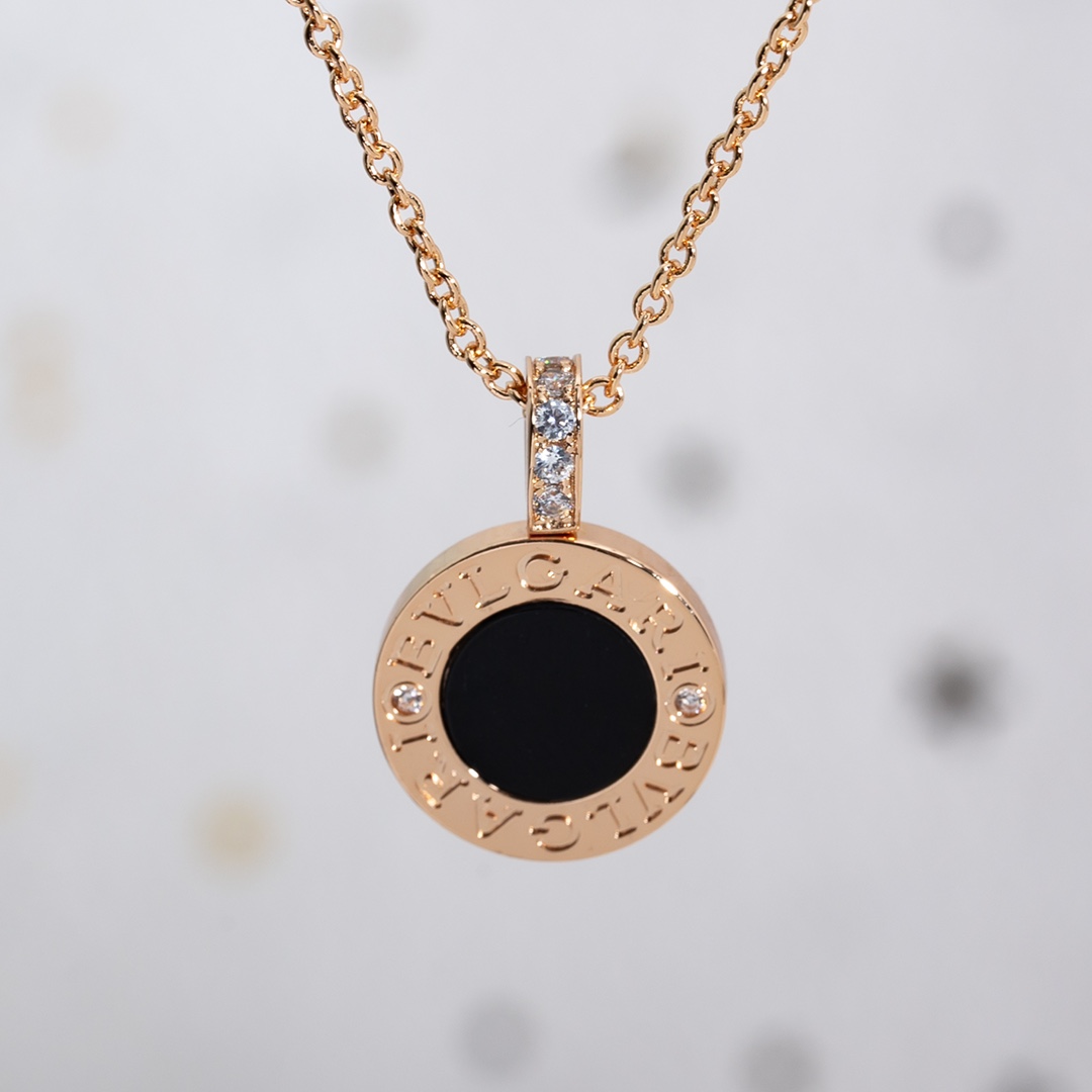 BV双面项链，双面黑白贝母材质，一条当两条使用🥱比起哪些烂大街的扇子，弹簧…… 但这条比较少见低调！！后