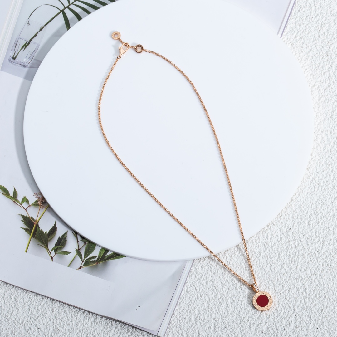 BV双面项链，双面红白贝母材质，一条当两条使用🥱比起哪些烂大街的扇子，弹簧…… 但这条比较少见低调！！后