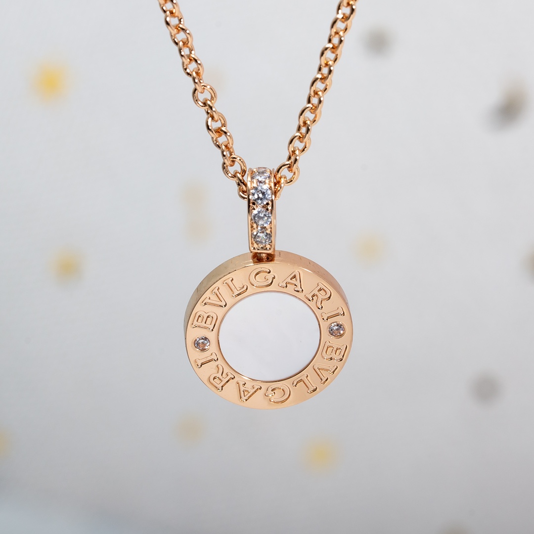 BV双面项链，双面红白贝母材质，一条当两条使用🥱比起哪些烂大街的扇子，弹簧…… 但这条比较少见低调！！后