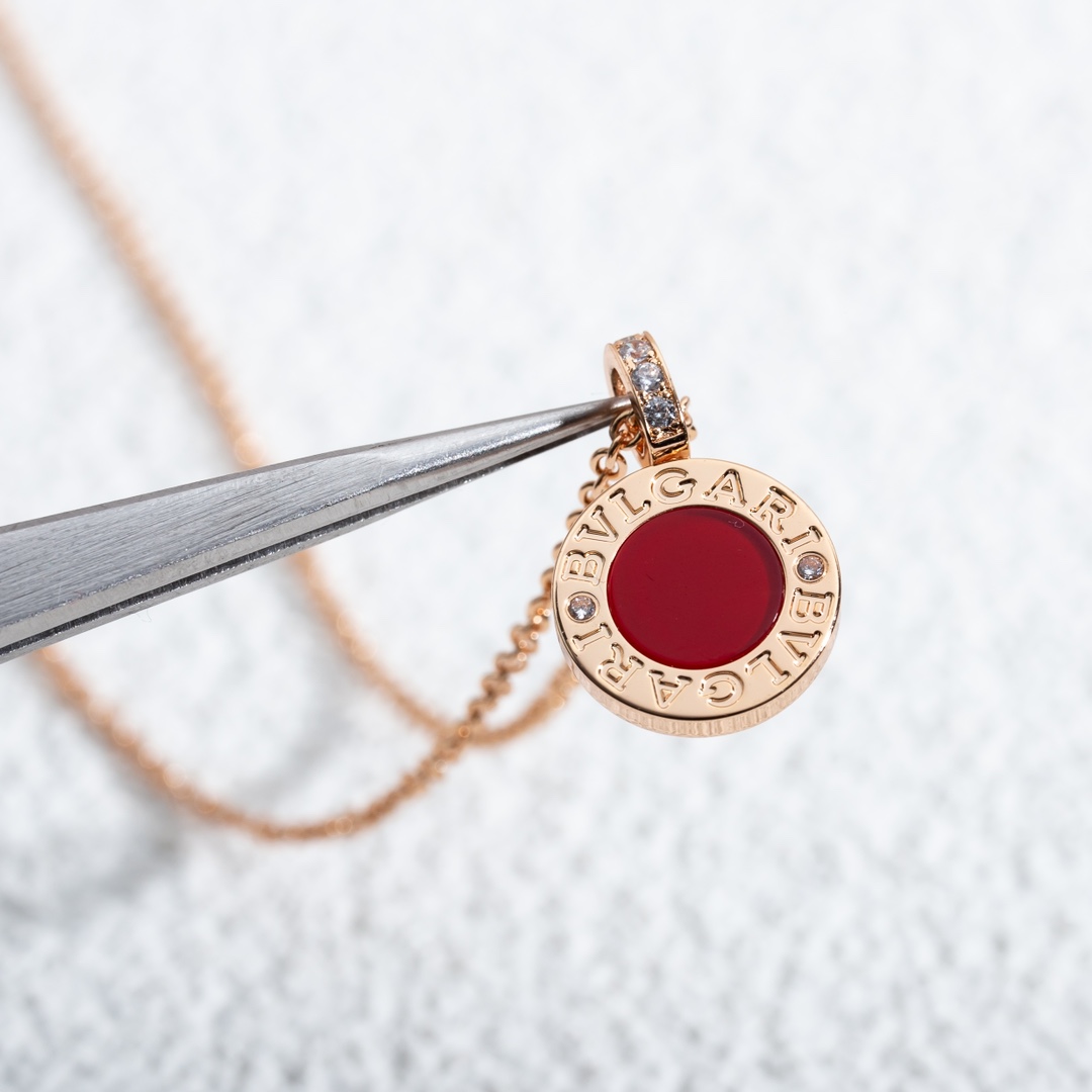 BV双面项链，双面红白贝母材质，一条当两条使用🥱比起哪些烂大街的扇子，弹簧…… 但这条比较少见低调！！后