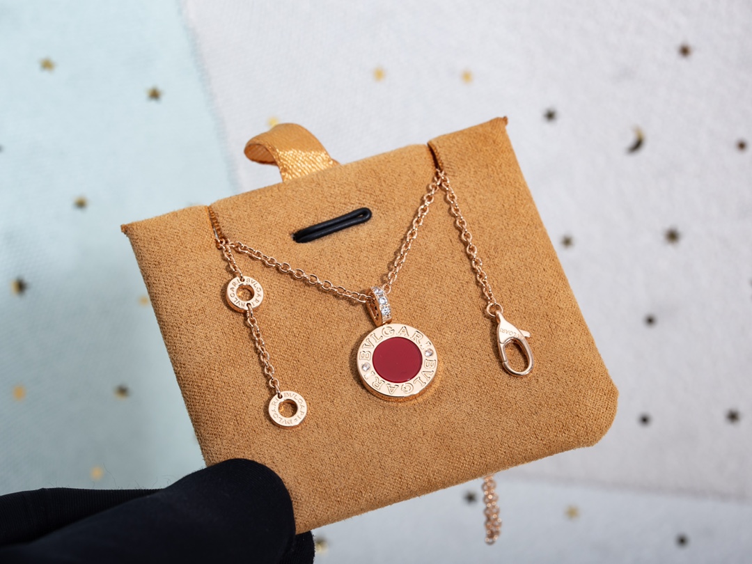 BV双面项链，双面红白贝母材质，一条当两条使用🥱比起哪些烂大街的扇子，弹簧…… 但这条比较少见低调！！后