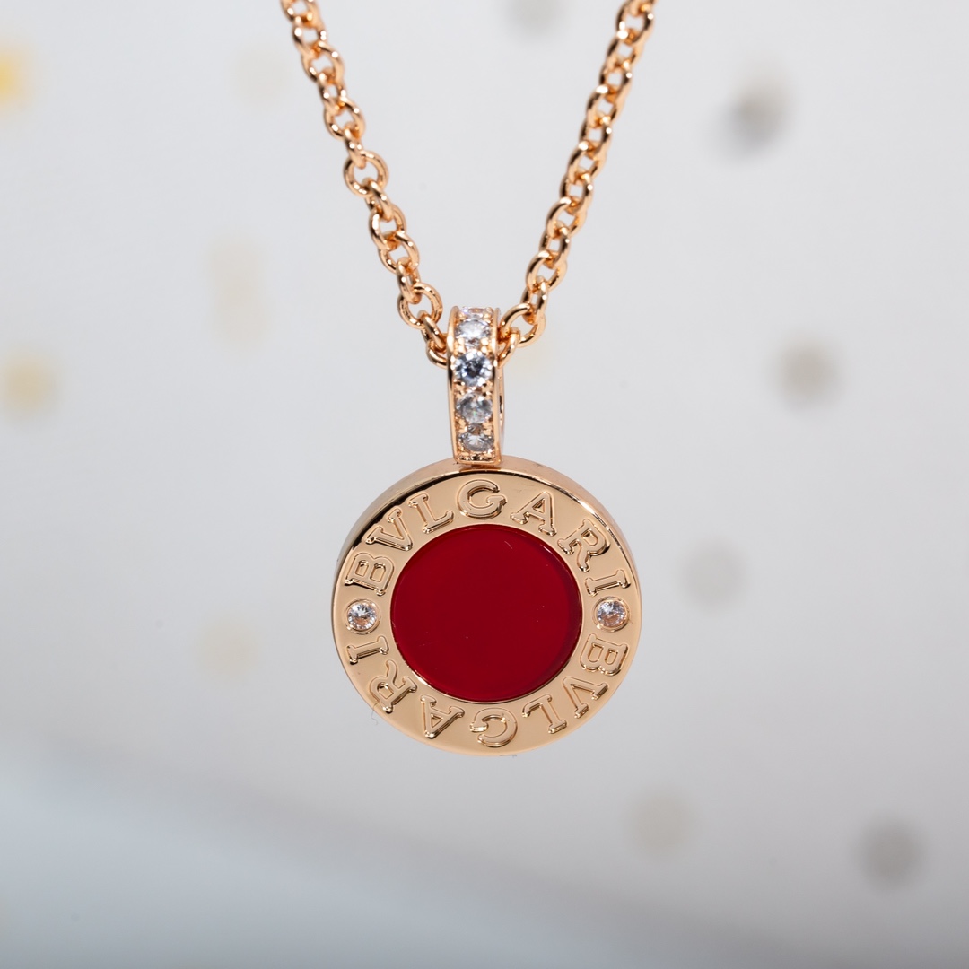 BV双面项链，双面红白贝母材质，一条当两条使用🥱比起哪些烂大街的扇子，弹簧…… 但这条比较少见低调！！后