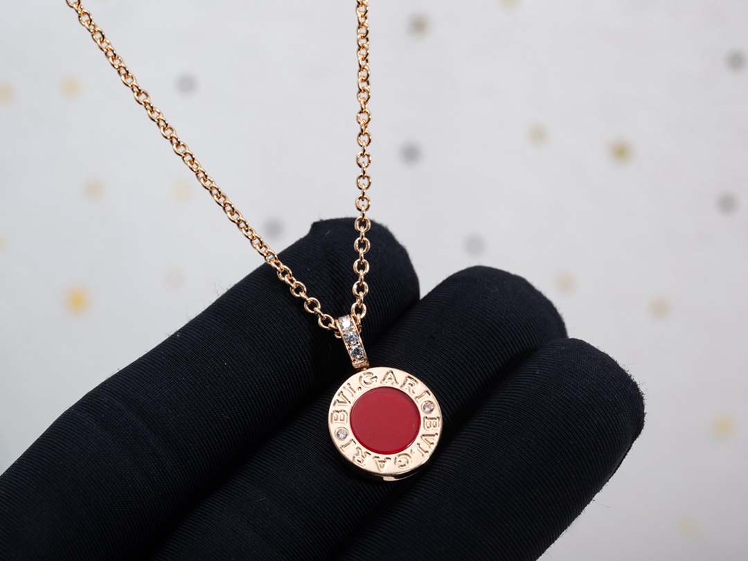 BV双面项链，双面红白贝母材质，一条当两条使用🥱比起哪些烂大街的扇子，弹簧…… 但这条比较少见低调！！后