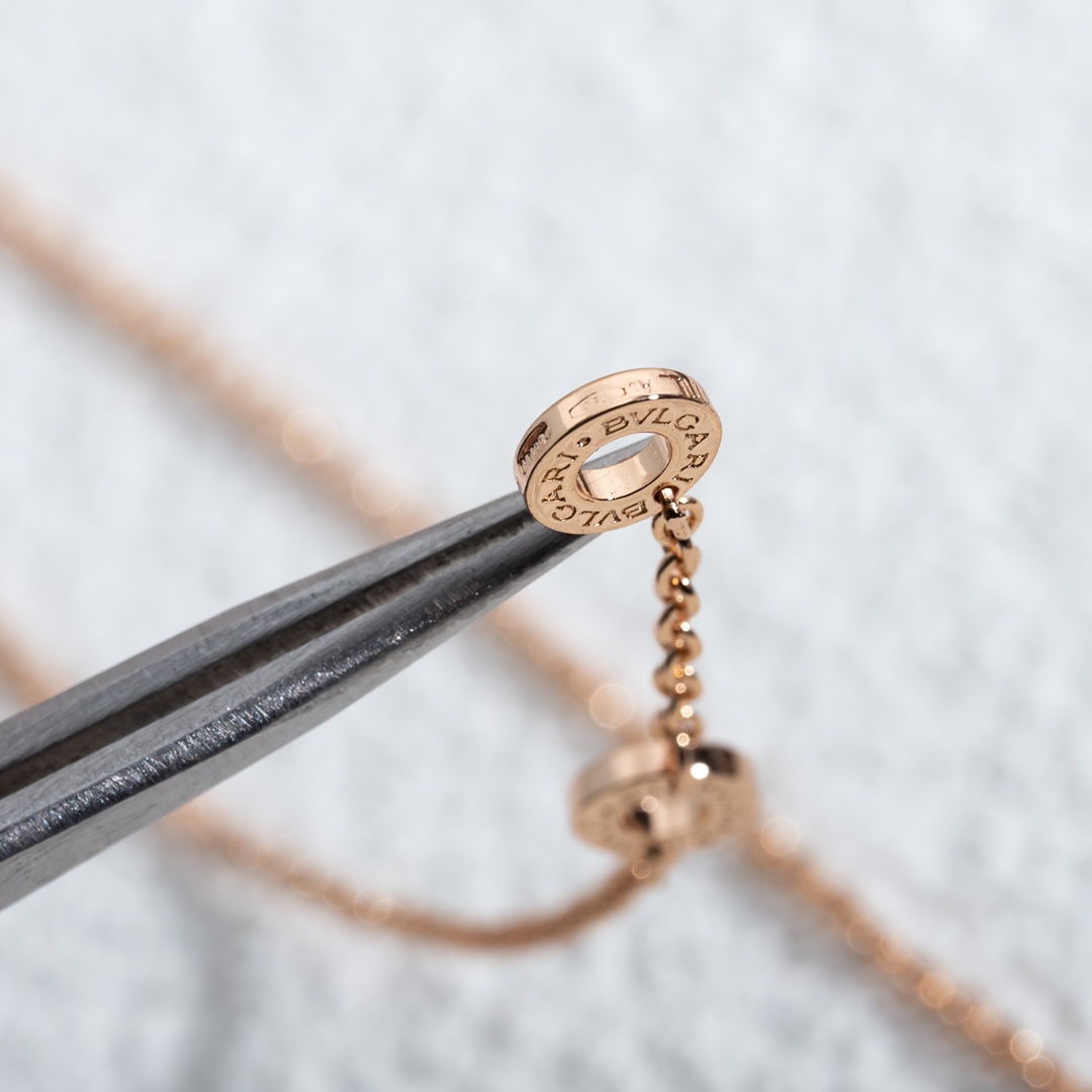 BV双面项链，双面红白贝母材质，一条当两条使用🥱比起哪些烂大街的扇子，弹簧…… 但这条比较少见低调！！后