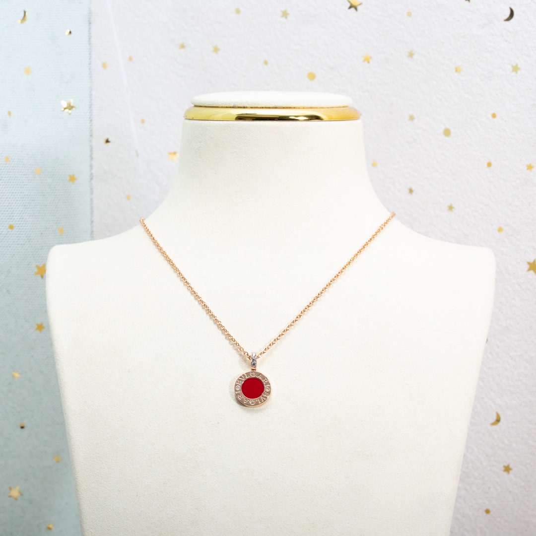 BV双面项链，双面红白贝母材质，一条当两条使用🥱比起哪些烂大街的扇子，弹簧…… 但这条比较少见低调！！后