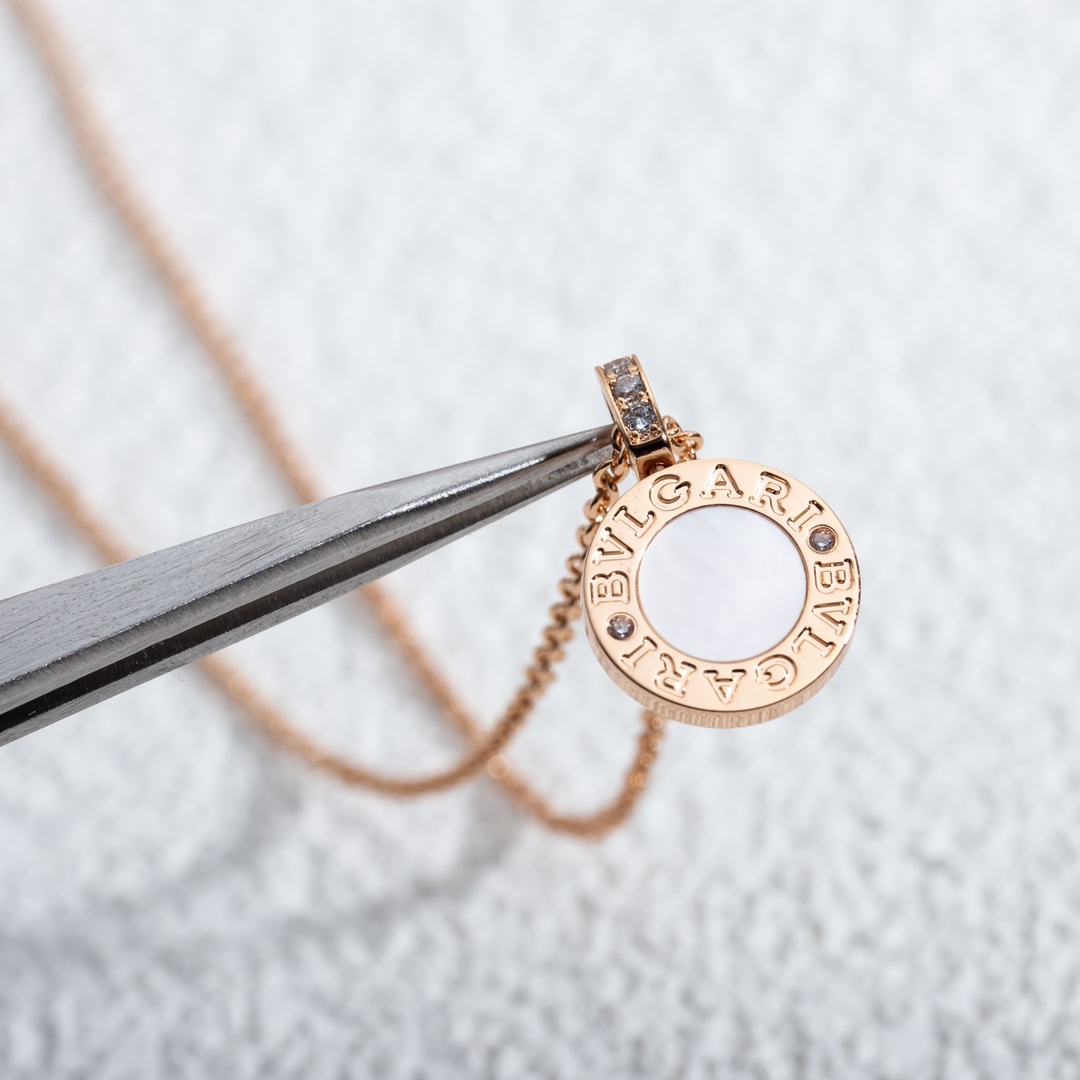 BV双面项链，双面红白贝母材质，一条当两条使用🥱比起哪些烂大街的扇子，弹簧…… 但这条比较少见低调！！后