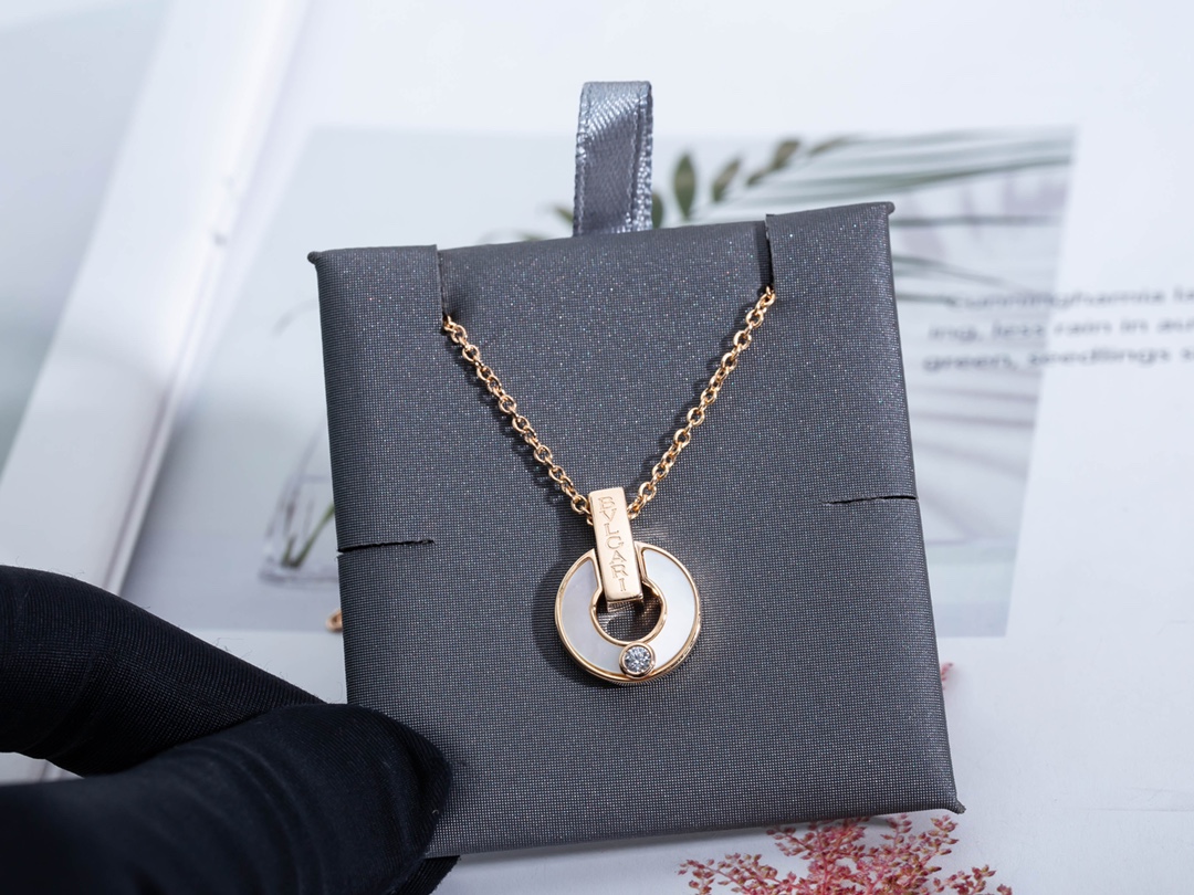 全新官网版铜钱项链～又名时来运转项链高级白贝母 天然孔雀石铜钱项链 此款寓意非常的好，有金有钻(有进有赚