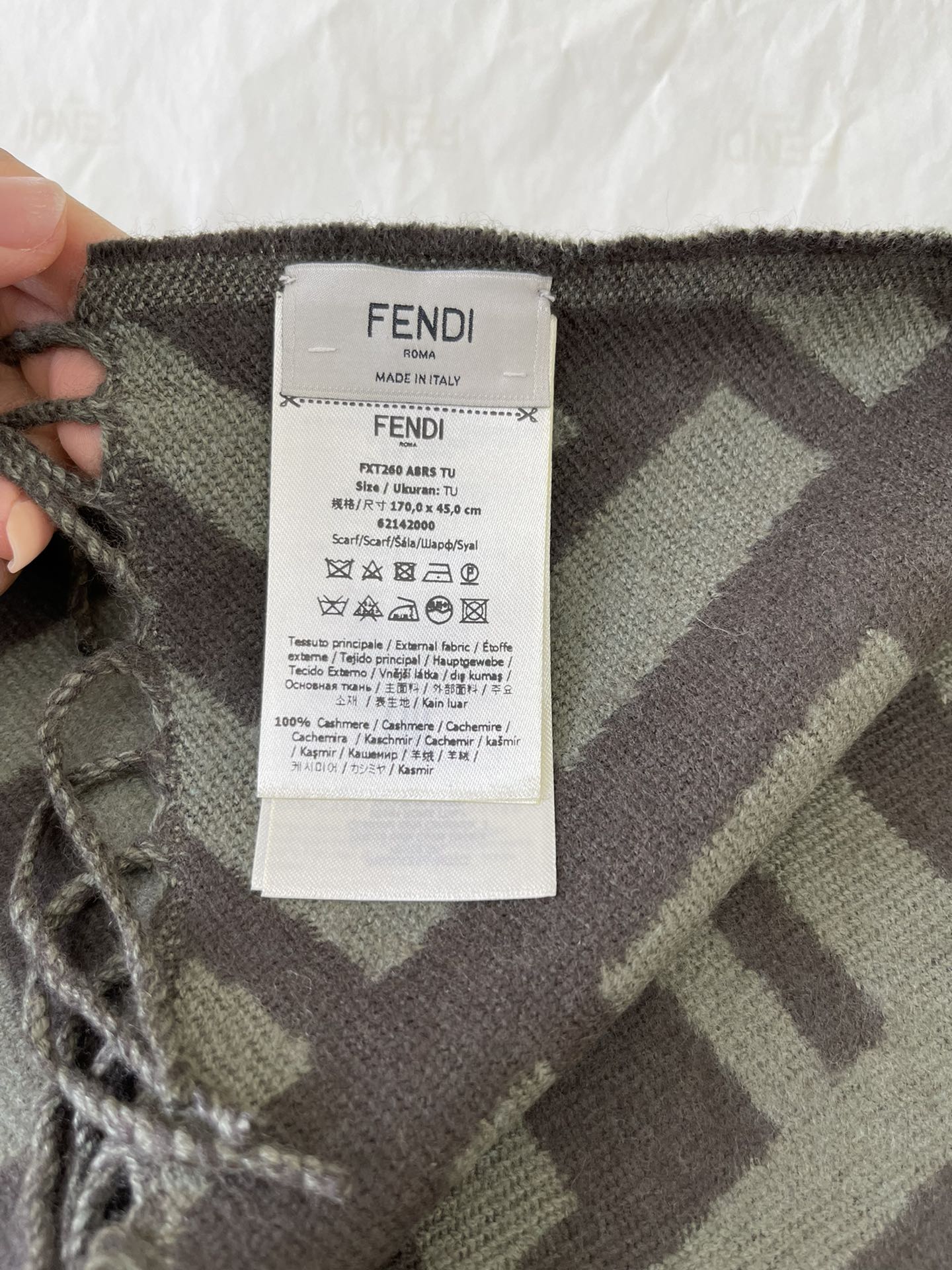 FENDI芬迪经典FF Logo羊绒围巾FXT260