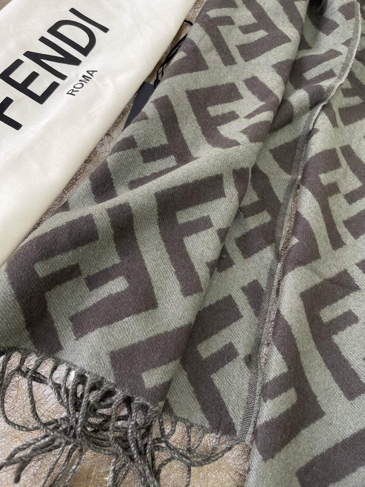 FENDI芬迪经典FF Logo羊绒围巾FXT260