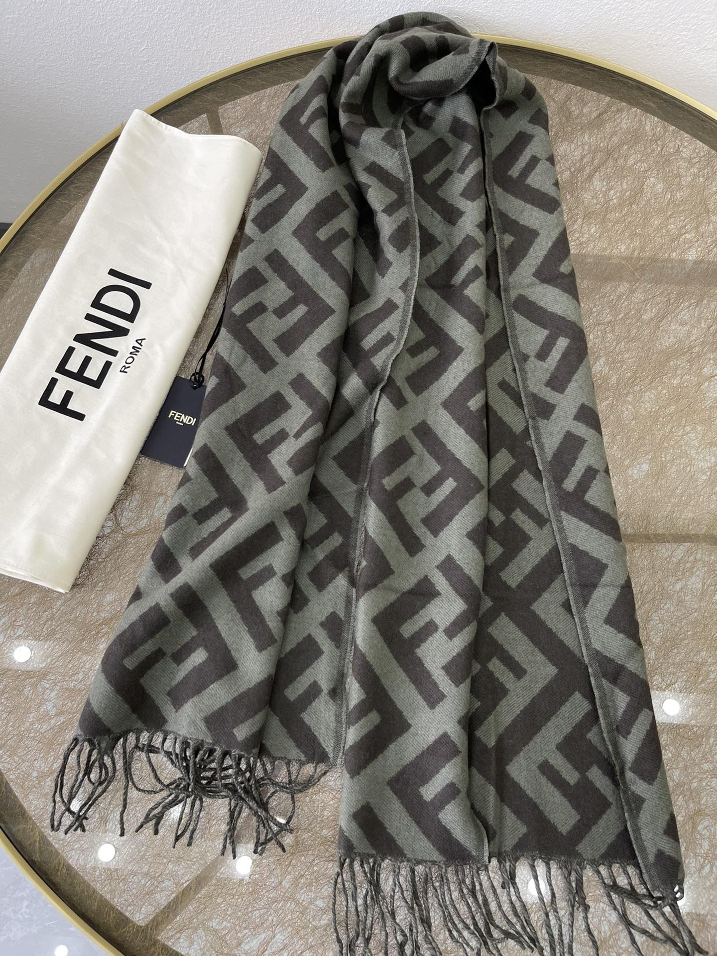FENDI芬迪经典FF Logo羊绒围巾FXT260