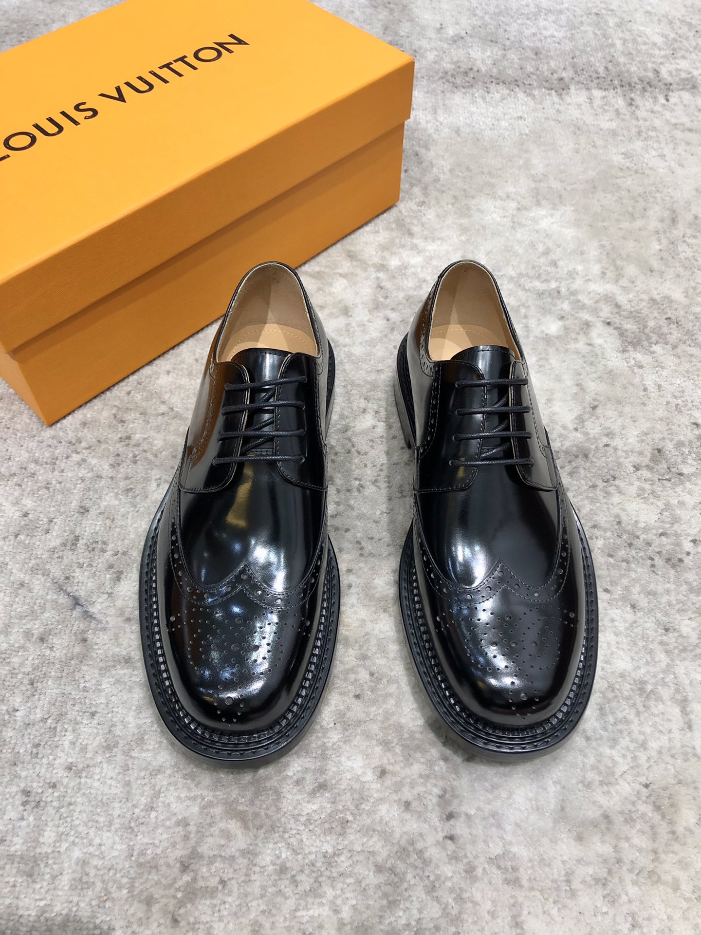 NO:270737,Louis Vuitton LV (Louis Vuitton) Calfskin leather Oxford shoes Exquisite brick carvings reflect each other's pattern and pressing. Italian ancient hand-painted and polished colors. Easy to match with various formal pressing array series. It is made of imported leather (opening beads) upper Goodyear purely hand-made craftsmanship. Delicate details turning stitching. Hand-sewning and blended sole. All imported Italian milk drinking calfskin. Delicious and soft. The foot pad is the standard milk drinking calfskin. Louis Vuitton silver logo. The original color Italian leather outsole. High-definition deep embossed Louis Vuitton badge. Multi-layer leather layer heel is hand-polished. Heel fixed. The heel is fixed. The heel is combined with rubber bottom to absorb shock. Anti-slip. The outsole is full of artistic sense. Heavy industry creates fine products. Craftsmanship. The original packaging is complete.  Quality supports all forms of test Size 38-39-40-41-42-43-44-45 Standard leather shoes size, louis vuitton, louis vuitton, louis vuitton, cowhide, Leather soles19860909Louis Vuitton LV（路易威登） 小牛皮皮革牛津鞋 精致布洛克雕花相互辉映纹压 意大利古法手工描改擦色 易于搭配各式正装压阵系列 采用进口皮革（开边珠）鞋面固特异纯手工工艺制作 精致细节车工缝线 手工缝制勾兑大底内里都是选的意大利进口饮奶小牛皮 细腻柔软 垫脚是标配的饮奶小牛皮Louis Vuitton银logo 本色意大利真皮大底 高清深度压纹Louis Vuitton徽章 多层次真皮层后跟手工打磨成型 后跟固定防滑钉 后跟前掌复合以橡胶底片减震 防滑 大底都是艺术感十足 重工打造精品 匠心之作 原包装齐全 品质支持一切形式考验 尺码38-39-40-41-42-43-44-45标准皮鞋尺码,,louis vuitton,louis vuitton,louis vuitton,cowhide,Leather soles,Men's shoes