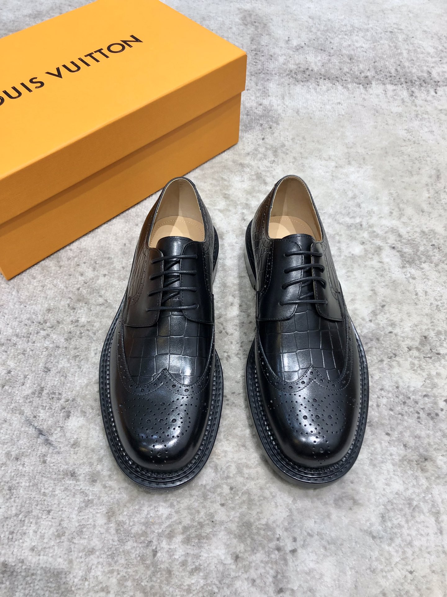 NO:270728,Louis Vuitton LV (Louis Vuitton) Calfskin leather Oxford shoes Exquisite brick carvings complement each other with a pattern and pressing. Italian ancient hand-painted and polished colors. Easy to match with various formal pressing array series. Imported leather. Upper Goodyear is made with pure handcrafted. Exquisite details. Stitched. Hand-sewning. Hand-sewning. The inside is selected for Italian imported milk calfskin. Delicious and soft. The foot pad is the standard milk calfskin. Louis Vuitton silver logo. The original color Italian leather outsole. High-definition deep embossed Louis Vuitton badge. Multi-layer leather layer heel is hand-polished. Heel fixed. The heel is fixed. The heel is combined with rubber bottom to absorb shock. The unslip. The outsole is full of artistic sense. Heavy industry creates fine products. Craftsmanship. The original packaging is complete. Quality supports all forms of tests.  Size 38-39-40-41-42-43-44-45 Standard leather shoes size, louis vuitton, louis vuitton, louis vuitton, cowhide, Leather soles19860909Louis Vuitton LV（路易威登） 小牛皮皮革牛津鞋 精致布洛克雕花相互辉映纹压 意大利古法手工描改擦色 易于搭配各式正装压阵系列 采用进口皮革 鞋面固特异纯手工工艺制作 精致细节车工缝线 手工缝制勾兑大底内里都是选的意大利进口饮奶小牛皮 细腻柔软 垫脚是标配的饮奶小牛皮Louis Vuitton银logo 本色意大利真皮大底 高清深度压纹Louis Vuitton徽章 多层次真皮层后跟手工打磨成型 后跟固定防滑钉 后跟前掌复合以橡胶底片减震 防滑 大底都是艺术感十足 重工打造精品 匠心之作 原包装齐全 品质支持一切形式考验 尺码38-39-40-41-42-43-44-45标准皮鞋尺码,,louis vuitton,louis vuitton,louis vuitton,cowhide,Leather soles,Men's shoes