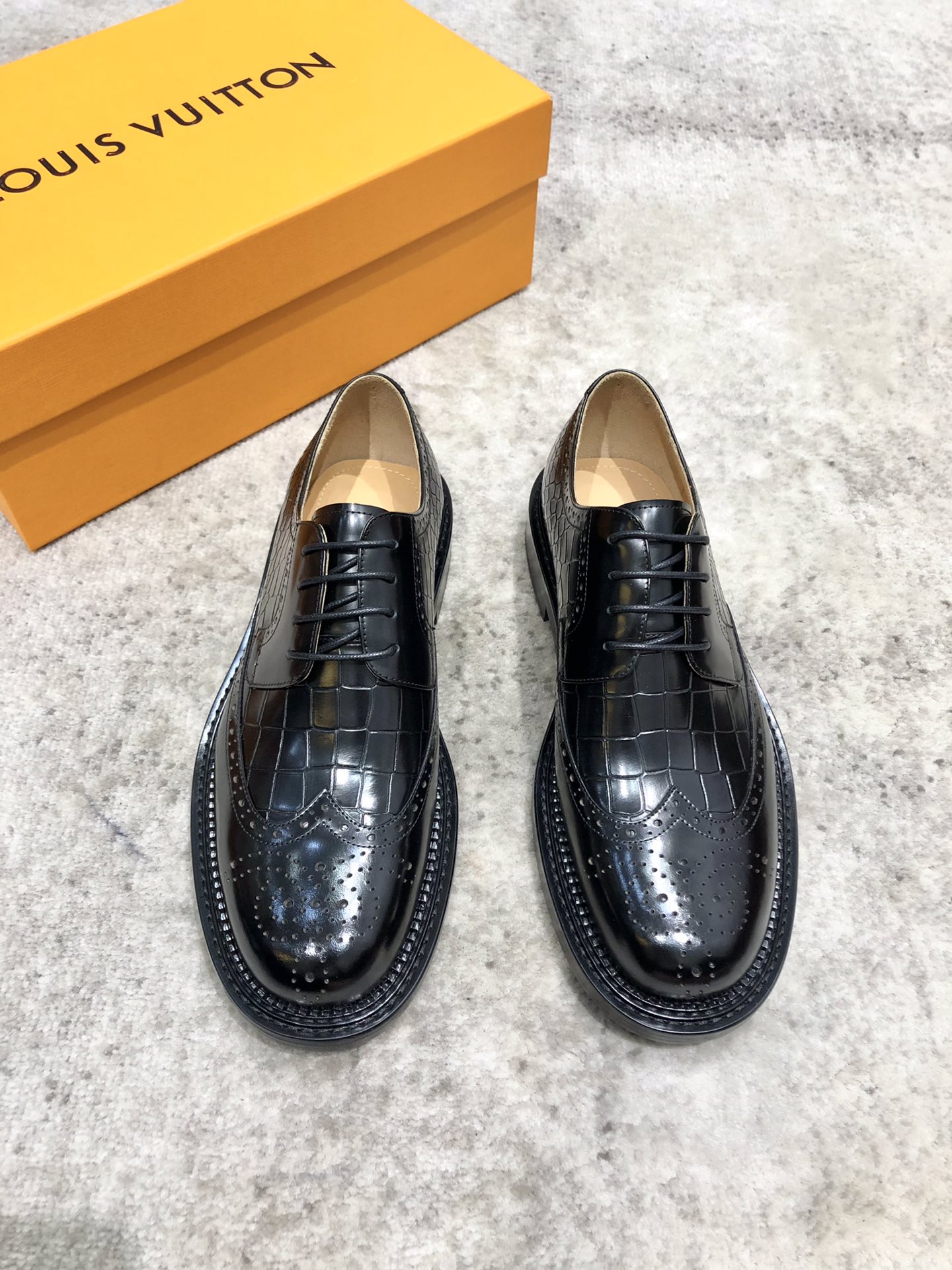 NO:270731,Louis Vuitton LV (Louis Vuitton) Calfskin leather Oxford shoes Exquisite brick carvings reflect each other's pattern and pressing. Italian ancient hand-painted and polished colors. Easy to match with various formal pressing array series. It is made of imported leather (opening beads) upper Goodyear purely hand-made craftsmanship. Delicate details turning stitching. Hand-sewning and blended sole. All imported Italian milk drinking calfskin. Delicious and soft. The foot pad is the standard milk drinking calfskin. Louis Vuitton silver logo. The original color Italian leather outsole. High-definition deep embossed Louis Vuitton badge. Multi-layer leather layer heel is hand-polished. Heel fixed. The heel is fixed. The heel is combined with rubber bottom to absorb shock. Anti-slip. The outsole is full of artistic sense. Heavy industry creates fine products. Craftsmanship. The original packaging is complete.  Quality supports all forms of test Size 38-39-40-41-42-43-44-45 Standard leather shoes size, louis vuitton, louis vuitton, louis vuitton, cowhide, Leather soles19860909Louis Vuitton LV（路易威登） 小牛皮皮革牛津鞋 精致布洛克雕花相互辉映纹压 意大利古法手工描改擦色 易于搭配各式正装压阵系列 采用进口皮革（开边珠）鞋面固特异纯手工工艺制作 精致细节车工缝线 手工缝制勾兑大底内里都是选的意大利进口饮奶小牛皮 细腻柔软 垫脚是标配的饮奶小牛皮Louis Vuitton银logo 本色意大利真皮大底 高清深度压纹Louis Vuitton徽章 多层次真皮层后跟手工打磨成型 后跟固定防滑钉 后跟前掌复合以橡胶底片减震 防滑 大底都是艺术感十足 重工打造精品 匠心之作 原包装齐全 品质支持一切形式考验 尺码38-39-40-41-42-43-44-45标准皮鞋尺码,,louis vuitton,louis vuitton,louis vuitton,cowhide,Leather soles,Men's shoes