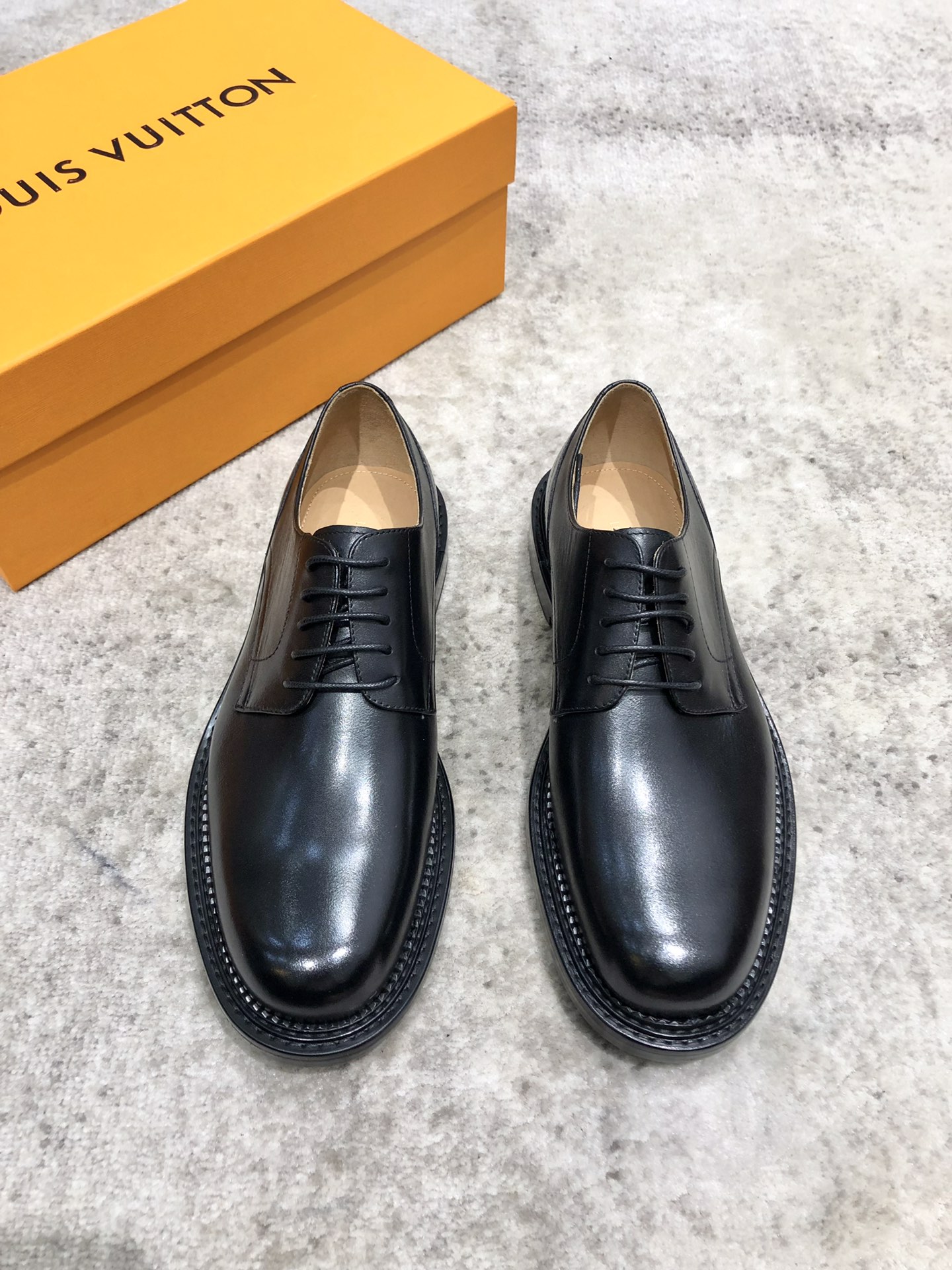 NO:270734,Louis Vuitton LV (Louis Vuitton) Calfskin leather Oxford shoes Exquisite brick carvings complement each other with a pattern and pressing. Italian ancient hand-painted and polished colors. Easy to match with various formal pressing array series. Imported leather. Upper Goodyear is made with pure handcrafted. Exquisite details. Stitched. Hand-sewning. Hand-sewning. The inside is selected for Italian imported milk calfskin. Delicious and soft. The foot pad is the standard milk calfskin. Louis Vuitton silver logo. The original color Italian leather outsole. High-definition deep embossed Louis Vuitton badge. Multi-layer leather layer heel is hand-polished. Heel fixed. The heel is fixed. The heel is combined with rubber bottom to absorb shock. The unslip. The outsole is full of artistic sense. Heavy industry creates fine products. Craftsmanship. The original packaging is complete. Quality supports all forms of tests.  Size 38-39-40-41-42-43-44-45 Standard leather shoes size, louis vuitton, louis vuitton, louis vuitton, cowhide, Leather soles19860909Louis Vuitton LV（路易威登） 小牛皮皮革牛津鞋 精致布洛克雕花相互辉映纹压 意大利古法手工描改擦色 易于搭配各式正装压阵系列 采用进口皮革 鞋面固特异纯手工工艺制作 精致细节车工缝线 手工缝制勾兑大底内里都是选的意大利进口饮奶小牛皮 细腻柔软 垫脚是标配的饮奶小牛皮Louis Vuitton银logo 本色意大利真皮大底 高清深度压纹Louis Vuitton徽章 多层次真皮层后跟手工打磨成型 后跟固定防滑钉 后跟前掌复合以橡胶底片减震 防滑 大底都是艺术感十足 重工打造精品 匠心之作 原包装齐全 品质支持一切形式考验 尺码38-39-40-41-42-43-44-45标准皮鞋尺码,,louis vuitton,louis vuitton,louis vuitton,cowhide,Leather soles,Men's shoes