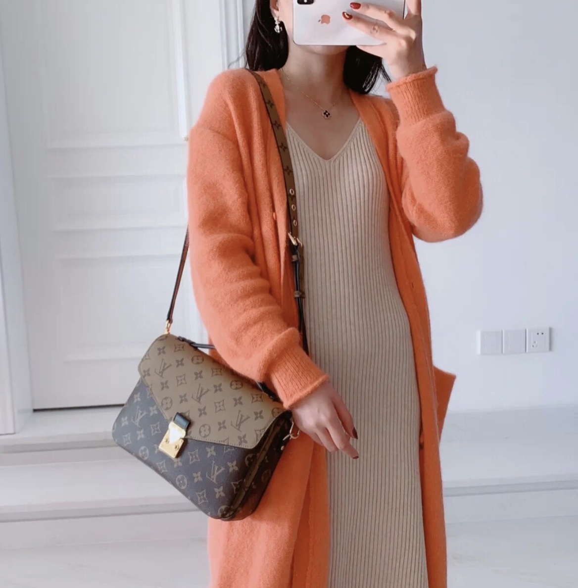 NO:176499,Color block postman bag (44876) upper body renderings,19860909拼色邮差包（44876）上身效果图,,Bag