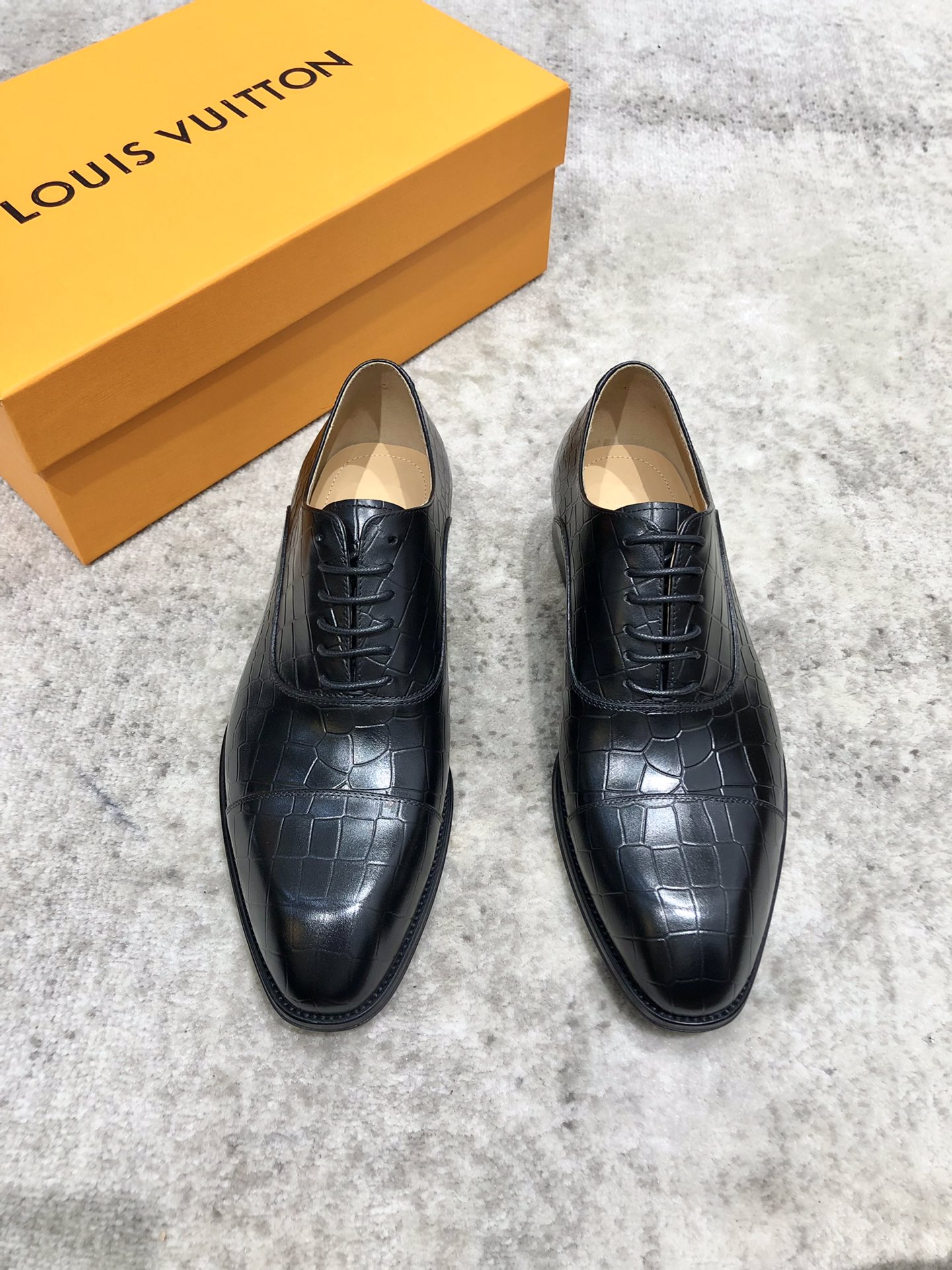 NO:270742,Louis Vuitton LV Men's classic Oxford shoes for men's business formal wear boutique leather shoes. Classic style. Amygdala exquisite toe. Extreme art. The shoes are made of imported cow leather. Finely selected. The pores are delicate. The gloss is excellent, the texture is soft. The toughness is strong and the wear is not easy to deform. The apricot-colored cow leather leather is soft and comfortable, sweat-absorbing and breathable. The leather sole, the heel composite rubber bottom. The front and rear soles are nailed and reinforced, which is anti-slip and wear-resistant. Goodyear craftsmanship is excellent. The shoe shape is light and luxurious. It can be pressed in all kinds of formal occasions!  Original box dust bag packaging!  Size 38/39/40/41/42/43/44/45/46/47,,louis vuitton,louis vuitton,cowhide,Leather soles19860909Louis Vuitton LV 男士经典牛津鞋男士商务正装精品皮鞋 经典款 杏仁核精致鞋头 极致艺术 全鞋采用进口奶牛牛皮 精挑细选 毛孔细腻 光泽度极好,质感柔软 韧性强耐穿不易变形,杏色胎牛皮皮内里,柔软舒适,吸汗透气.真皮大底,后跟复合橡胶底片 前后大底都有打钉加固,防滑耐磨.固特异工艺制作 鞋型极好 轻奢有型 出入各类正式场合都能压阵！原盒 防尘袋包装 ！尺码38/39/40/41/42/43/44/45/46/47,,louis vuitton,louis vuitton,cowhide,Leather soles,Men's shoes