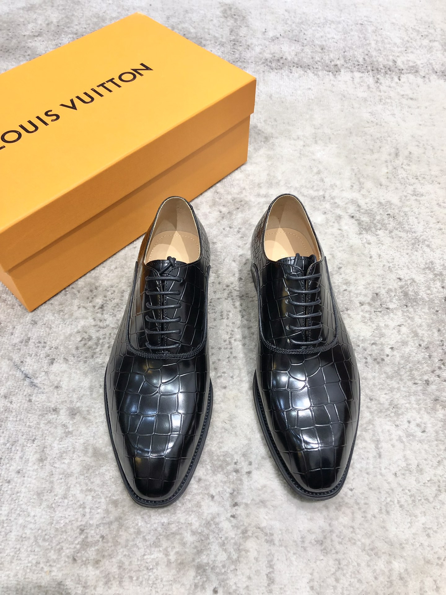 NO:270745,Louis Vuitton LV Men's classic Oxford shoes for men's business formal wear boutique leather shoes. Classic style. Amygdala exquisite toe. Extreme art. The shoes are imported cow leather (edge ​​beads). Selected carefully. The pores are delicate. The gloss is excellent, the texture is soft. The toughness is strong and the wear is not easy to deform. The apricot-colored cow leather leather is soft and comfortable, sweat-absorbing and breathable. The leather sole, the heel composite rubber bottom. The front and rear soles are nailed and reinforced, which is anti-slip and wear-resistant. Goodyear craftsmanship is excellent. The shoe shape is light and luxurious. It can be pressed in all kinds of formal occasions!  Original box dust bag packaging!  Size 38/39/40/41/42/43/44/45/46/47,,louis vuitton,louis vuitton,cowhide,Leather soles19860909Louis Vuitton LV 男士经典牛津鞋男士商务正装精品皮鞋 经典款 杏仁核精致鞋头 极致艺术 全鞋采用进口奶牛牛皮（开边珠） 精挑细选 毛孔细腻 光泽度极好,质感柔软 韧性强耐穿不易变形,杏色胎牛皮皮内里,柔软舒适,吸汗透气.真皮大底,后跟复合橡胶底片 前后大底都有打钉加固,防滑耐磨.固特异工艺制作 鞋型极好 轻奢有型 出入各类正式场合都能压阵！原盒 防尘袋包装 ！尺码38/39/40/41/42/43/44/45/46/47,,louis vuitton,louis vuitton,cowhide,Leather soles,Men's shoes