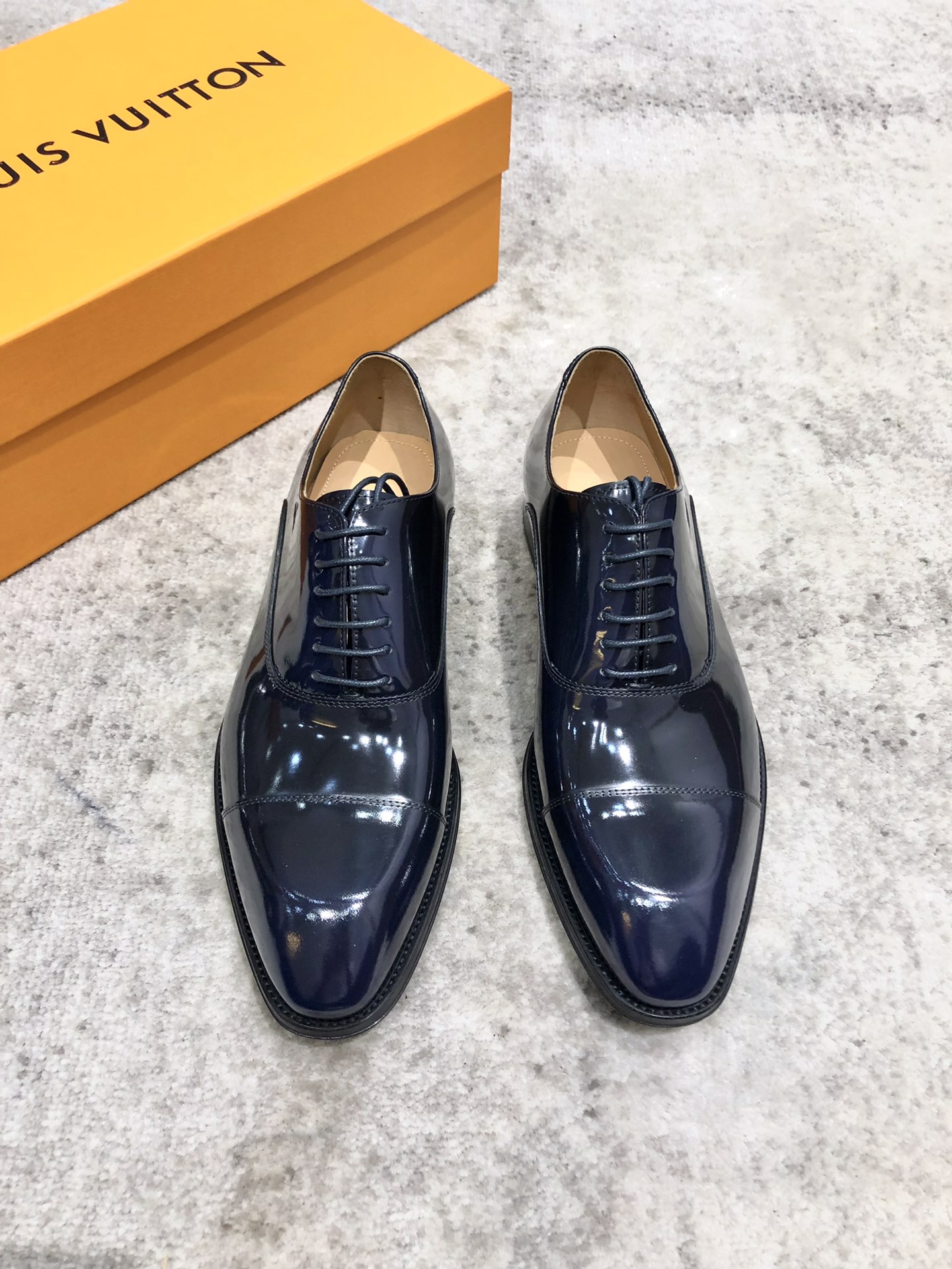 NO:270748,Louis Vuitton LV Men's classic Oxford shoes for men's business formal wear boutique leather shoes. Classic style. Amygdala exquisite toe. Extreme art. The shoes are imported cow leather (blue polished and opened edge beads). Selected carefully. The pores are delicate. The gloss is excellent, the texture is soft. The toughness is strong and the wear is not easy to deform. The apricot-colored cow leather leather is soft and comfortable, sweat-absorbing and breathable. The leather sole, the heel composite rubber bottom. The front and rear soles are nailed and reinforced, which is anti-slip and wear-resistant. Goodyear craftsmanship is excellent. The shoe shape is light and luxurious. It can be pressed in all kinds of formal occasions!  Original box dust bag packaging!  Size 38/39/40/41/42/43/44/45/46/47,,louis vuitton,louis vuitton,cowhide,Leather soles19860909Louis Vuitton LV 男士经典牛津鞋男士商务正装精品皮鞋 经典款 杏仁核精致鞋头 极致艺术 全鞋采用进口奶牛牛皮（蓝擦色开边珠） 精挑细选 毛孔细腻 光泽度极好,质感柔软 韧性强耐穿不易变形,杏色胎牛皮皮内里,柔软舒适,吸汗透气.真皮大底,后跟复合橡胶底片 前后大底都有打钉加固,防滑耐磨.固特异工艺制作 鞋型极好 轻奢有型 出入各类正式场合都能压阵！原盒 防尘袋包装 ！尺码38/39/40/41/42/43/44/45/46/47,,louis vuitton,louis vuitton,cowhide,Leather soles,Men's shoes
