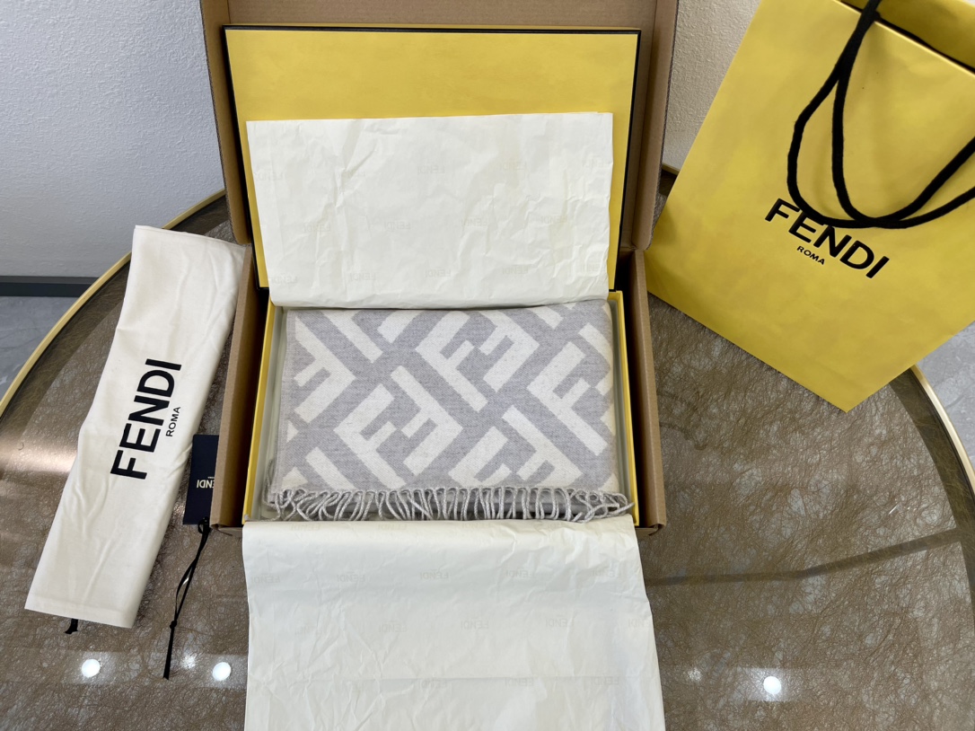 FENDI芬迪经典FF Logo羊绒围巾FXT260