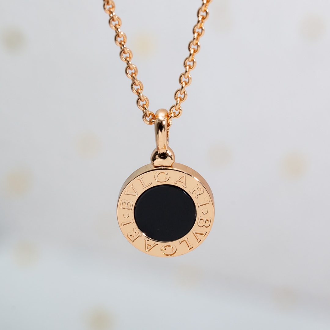 黑白双面单花项链，简约自由百搭。长度41～43cmCNC镜面雕刻工艺，白贝母+黑玛瑙双面镶嵌。简约效果，