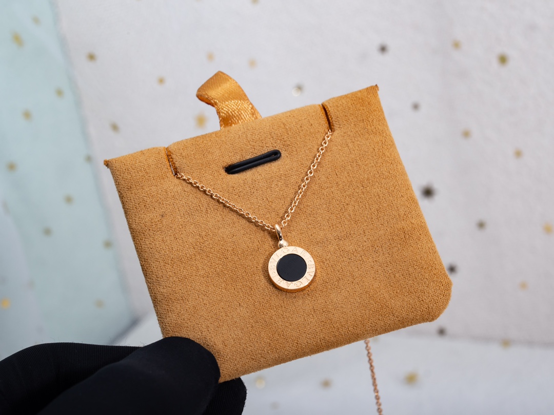 黑白双面单花项链，简约自由百搭。长度41～43cmCNC镜面雕刻工艺，白贝母+黑玛瑙双面镶嵌。简约效果，