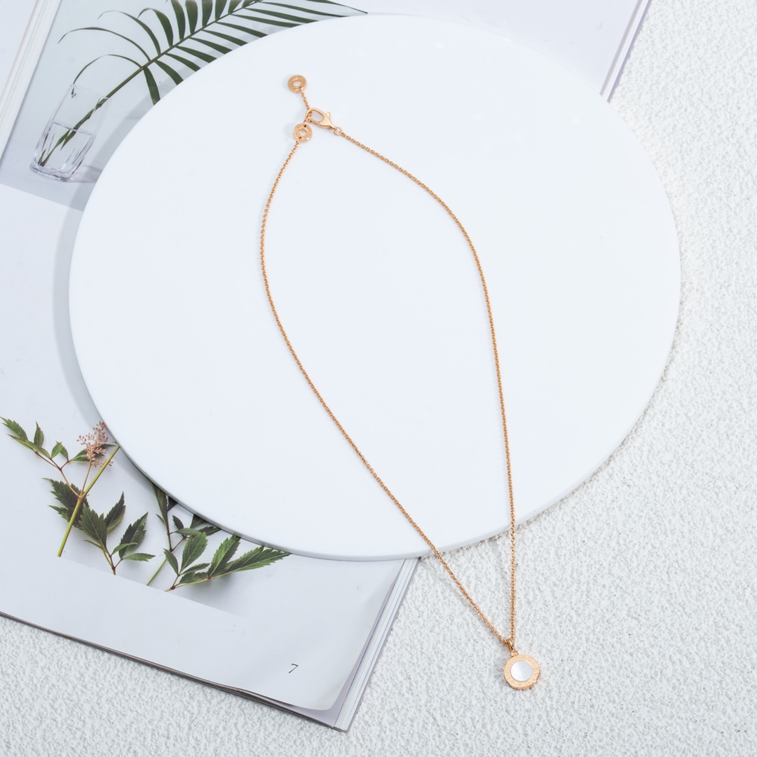 黑白双面单花项链，简约自由百搭。长度41～43cmCNC镜面雕刻工艺，白贝母+黑玛瑙双面镶嵌。简约效果，