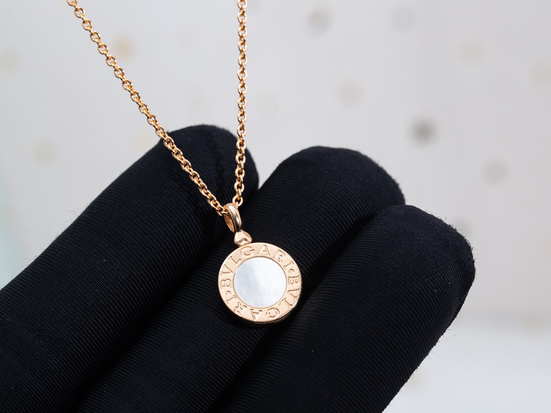 黑白双面单花项链，简约自由百搭。长度41～43cmCNC镜面雕刻工艺，白贝母+黑玛瑙双面镶嵌。简约效果，