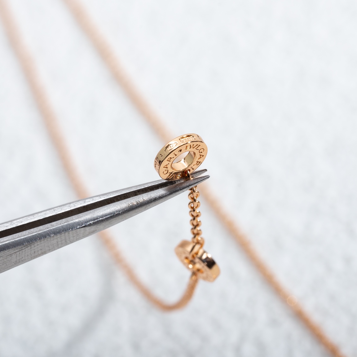 黑白双面单花项链，简约自由百搭。长度41～43cmCNC镜面雕刻工艺，白贝母+黑玛瑙双面镶嵌。简约效果，