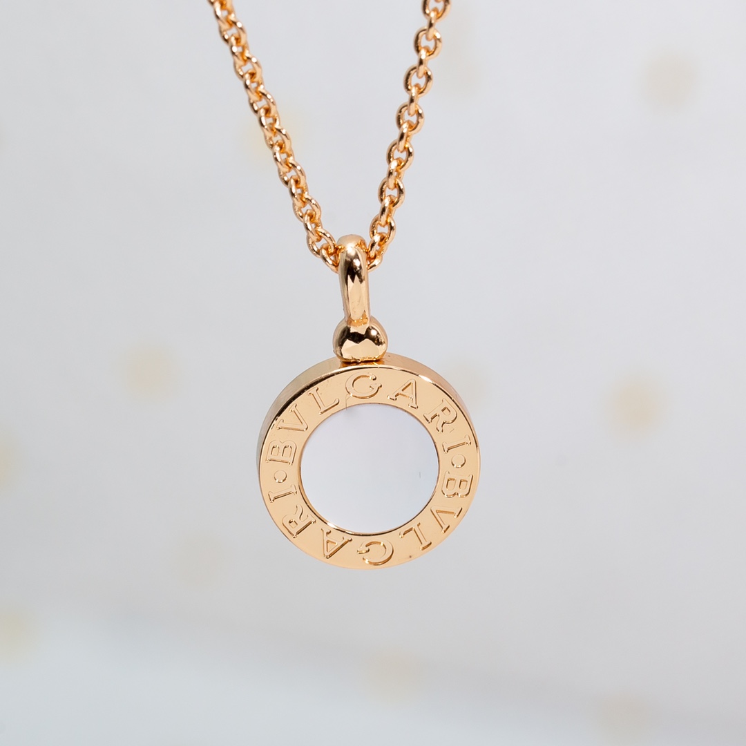 黑白双面单花项链，简约自由百搭。长度41～43cmCNC镜面雕刻工艺，白贝母+黑玛瑙双面镶嵌。简约效果，