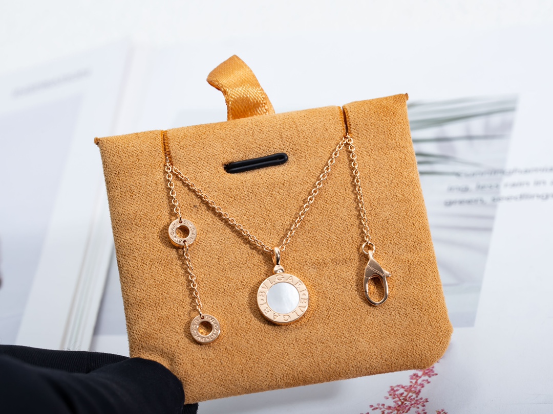 黑白双面单花项链，简约自由百搭。长度41～43cmCNC镜面雕刻工艺，白贝母+黑玛瑙双面镶嵌。简约效果，