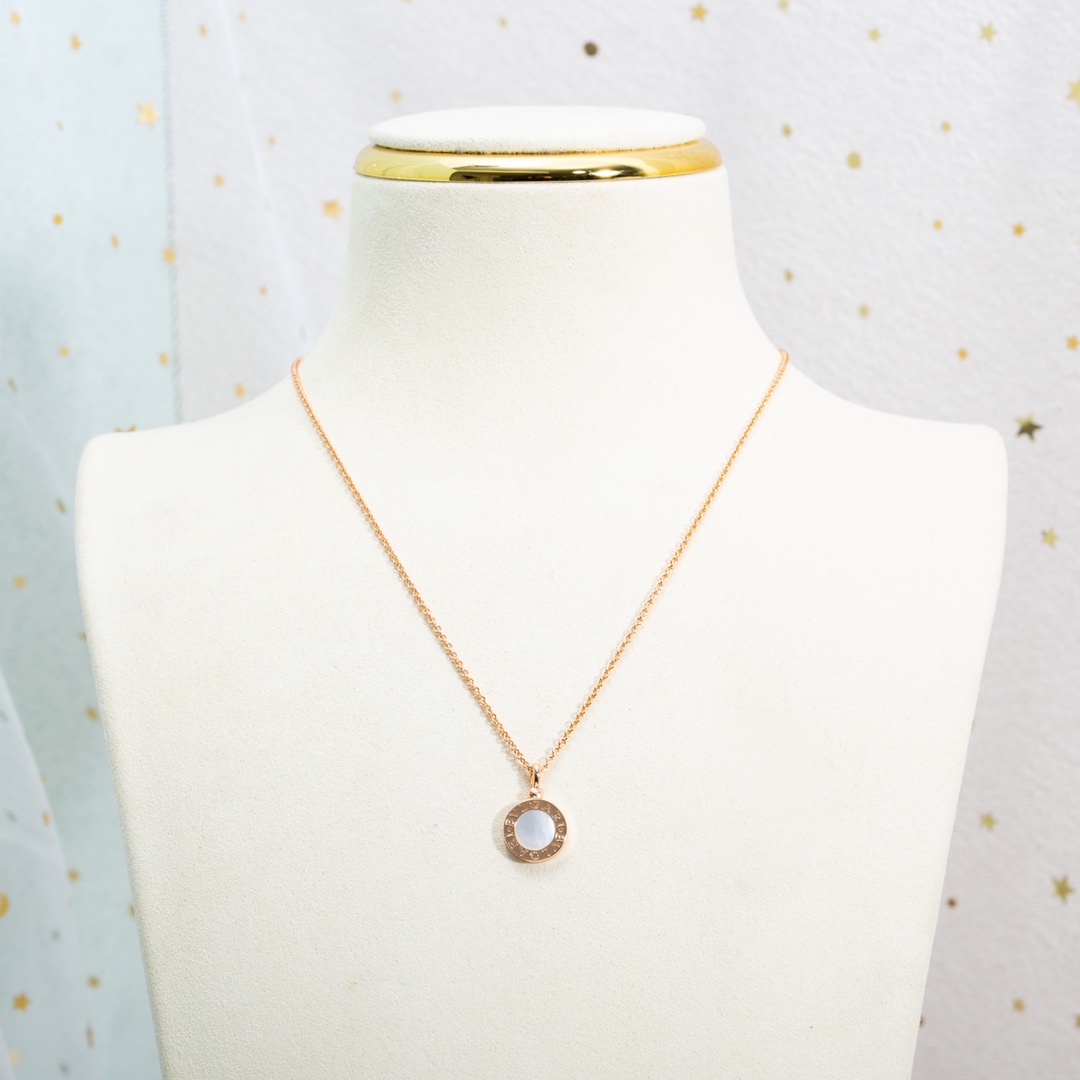 黑白双面单花项链，简约自由百搭。长度41～43cmCNC镜面雕刻工艺，白贝母+黑玛瑙双面镶嵌。简约效果，