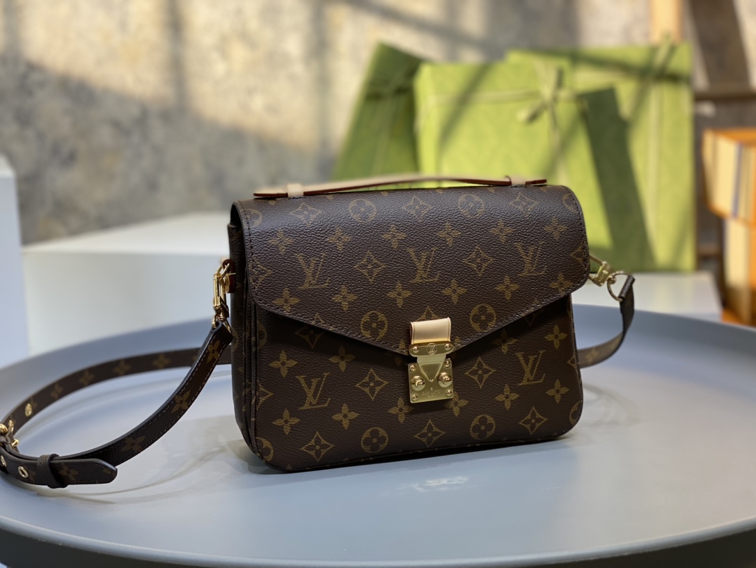 NO:176504,(Purchase version) Color-blocking design, more fashionable_ Model 40780 25.019.07.0 Material super steel   Italian 5A fabric (the body steel parts are forged forging, with multiple high-strength stamping, high toughness and fineness. The gold-plated surface is not easy to fade and get worn. Non-alloy parts are rough, low density and easy to lose and flower), gold plating19860909（代购版本） 拼色的设计,更加有时髦感_ 型号40780 25.019.07.0 材质超级钢＋意大利5A面料 (包身钢件为锻造工艺,多次高强度冲压成型,韧性大且精细.镀金面不易掉色磨花 .非合金件粗糙,密度低易损易花),,gold plating,Bag