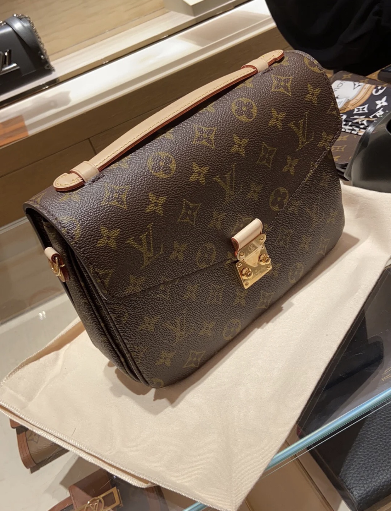 NO:176522,Old flower postman bag (40780) authentic illustration,19860909老花邮差包（40780）正品图解,,Bag