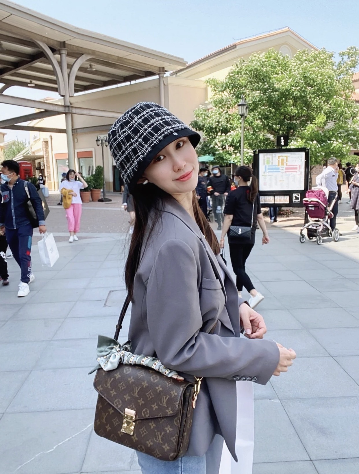 NO:176527,Old flower postman bag (40780) upper body renderings,19860909老花邮差包（40780）上身效果图,,Bag