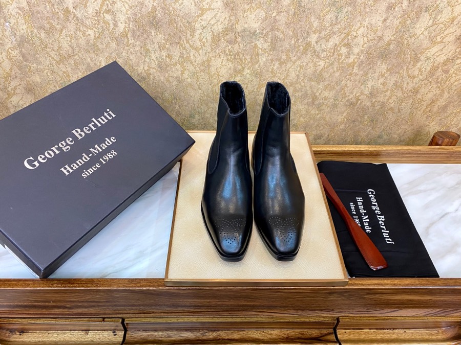 NO:557356,Hot items... Batch of autumn and winter new products are in large quantities. Australian wool lining [supports global counter inspection] [George Berluti] originated from the 1988s [imported Italian pure handmade exquisite craftsmanship, hand-painted and polished production] top craftsmanship. Who can compete with it? It shows the taste of a noble gentleman. The more the leather is worn, the glossier and softer it is. The best last shape has been carefully adjusted. The comfort level is 100% 38/45;,19860909爆款…… 批 秋冬新品出大货 澳洲羊毛内里【支持全球专柜验货】【George Berluti】源于1988s【进口意大利纯手工精湛工艺手工上色擦色制作】顶尖工艺 谁与争锋 穿出高贵绅士品味 皮质越穿越有光泽度 越柔软 经精心调试最佳楦型 舒适度百分百 38/45；,,Men's shoes