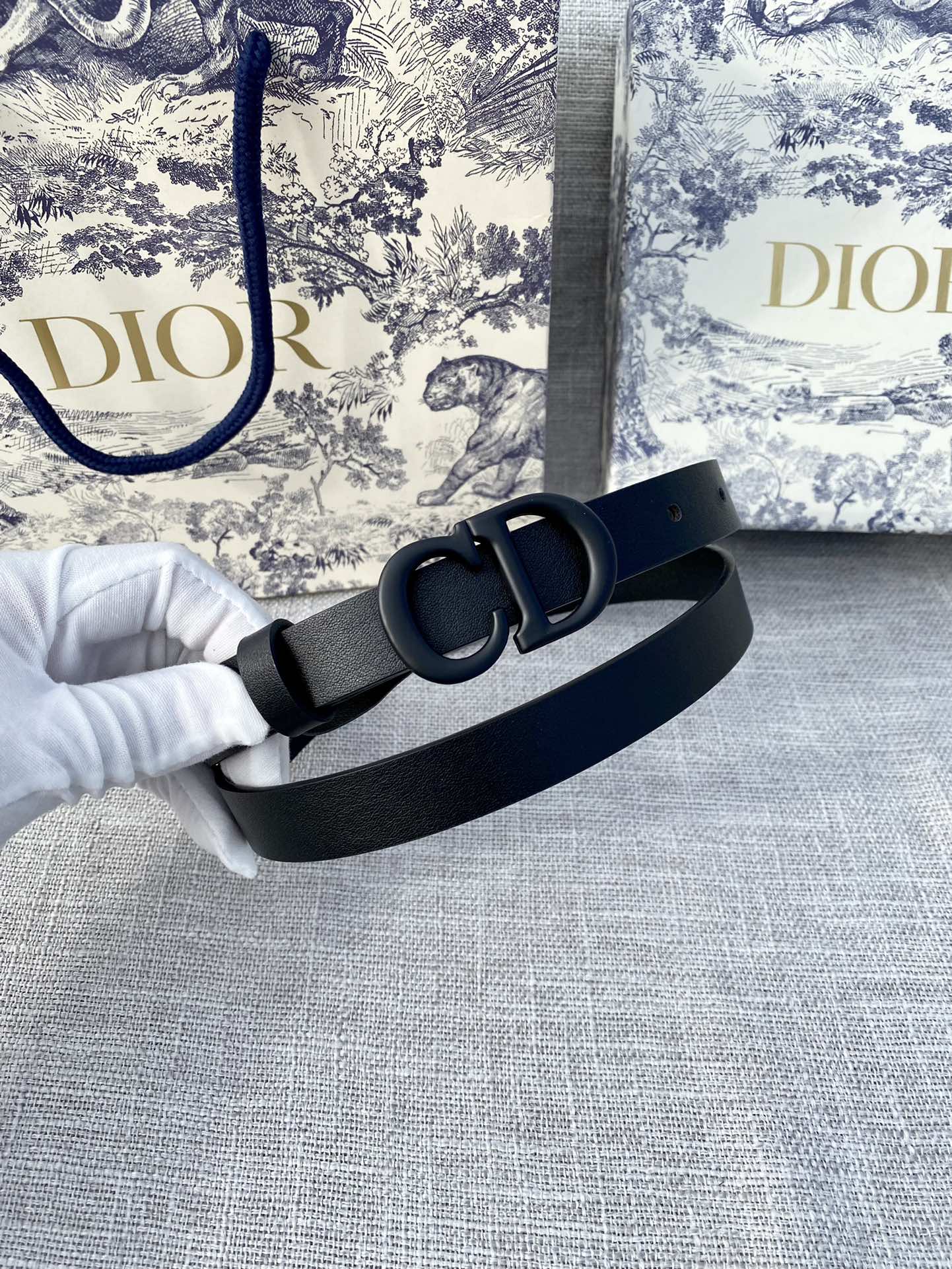 宽度2.0cm Dior(迪奧)爆款平面無線帶身/Saddle深蓝色牛皮革皮带-Chinese UA Cheap High Quatity Brand Clothes Bags handbags Sneakers wholesale wholesaler seller from China Factory suppliers Fashion Clothing Shoes best Quality Beautiful Price 宽度2.0cm Dior(迪奧)爆款平面無線帶身/Saddle深蓝色牛皮革皮带