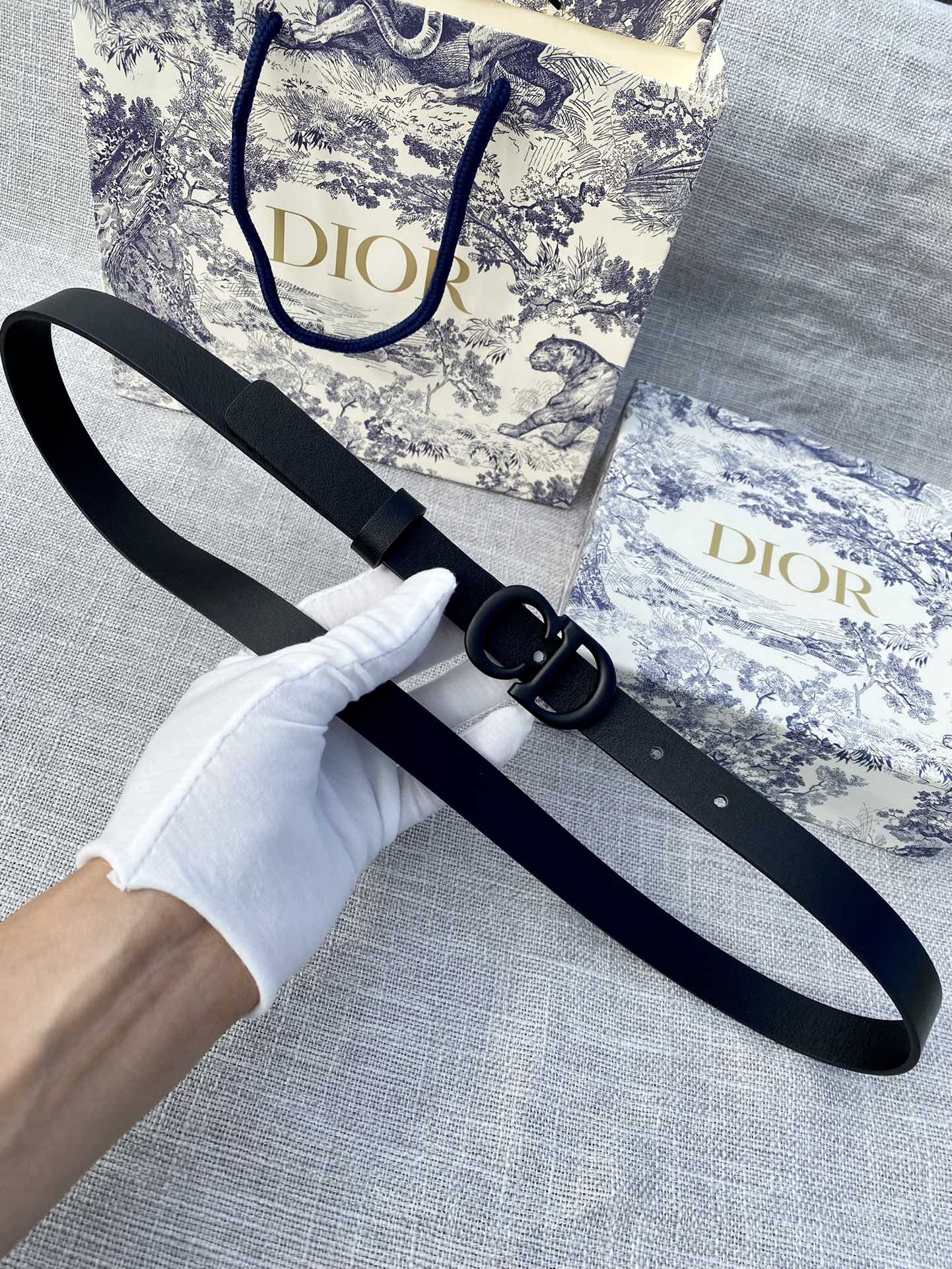 宽度2.0cm Dior(迪奧)爆款平面無線帶身/Saddle深蓝色牛皮革皮带-Chinese UA Cheap High Quatity Brand Clothes Bags handbags Sneakers wholesale wholesaler seller from China Factory suppliers Fashion Clothing Shoes best Quality Beautiful Price 宽度2.0cm Dior(迪奧)爆款平面無線帶身/Saddle深蓝色牛皮革皮带