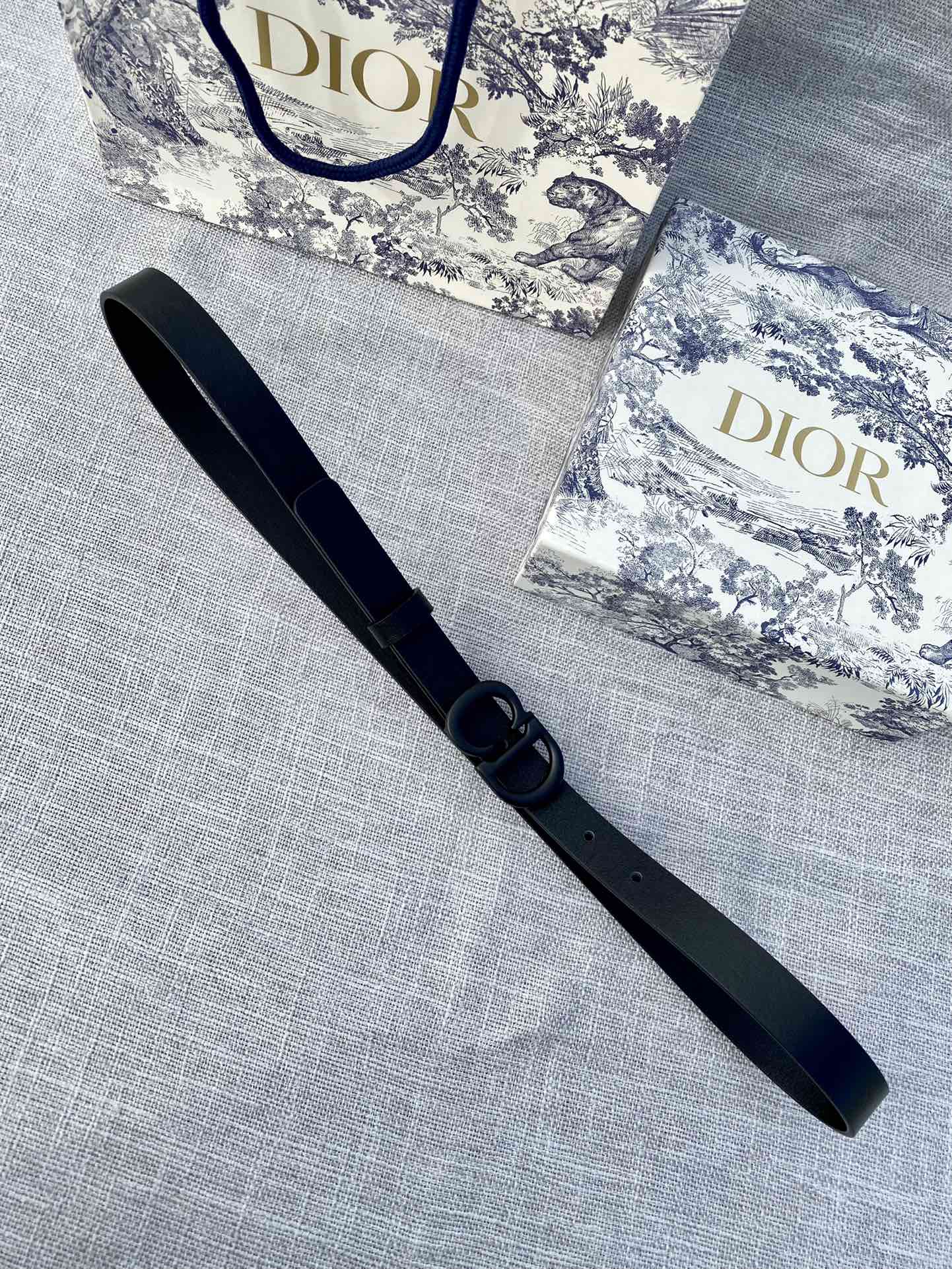 宽度2.0cm Dior(迪奧)爆款平面無線帶身/Saddle深蓝色牛皮革皮带-Chinese UA Cheap High Quatity Brand Clothes Bags handbags Sneakers wholesale wholesaler seller from China Factory suppliers Fashion Clothing Shoes best Quality Beautiful Price 宽度2.0cm Dior(迪奧)爆款平面無線帶身/Saddle深蓝色牛皮革皮带