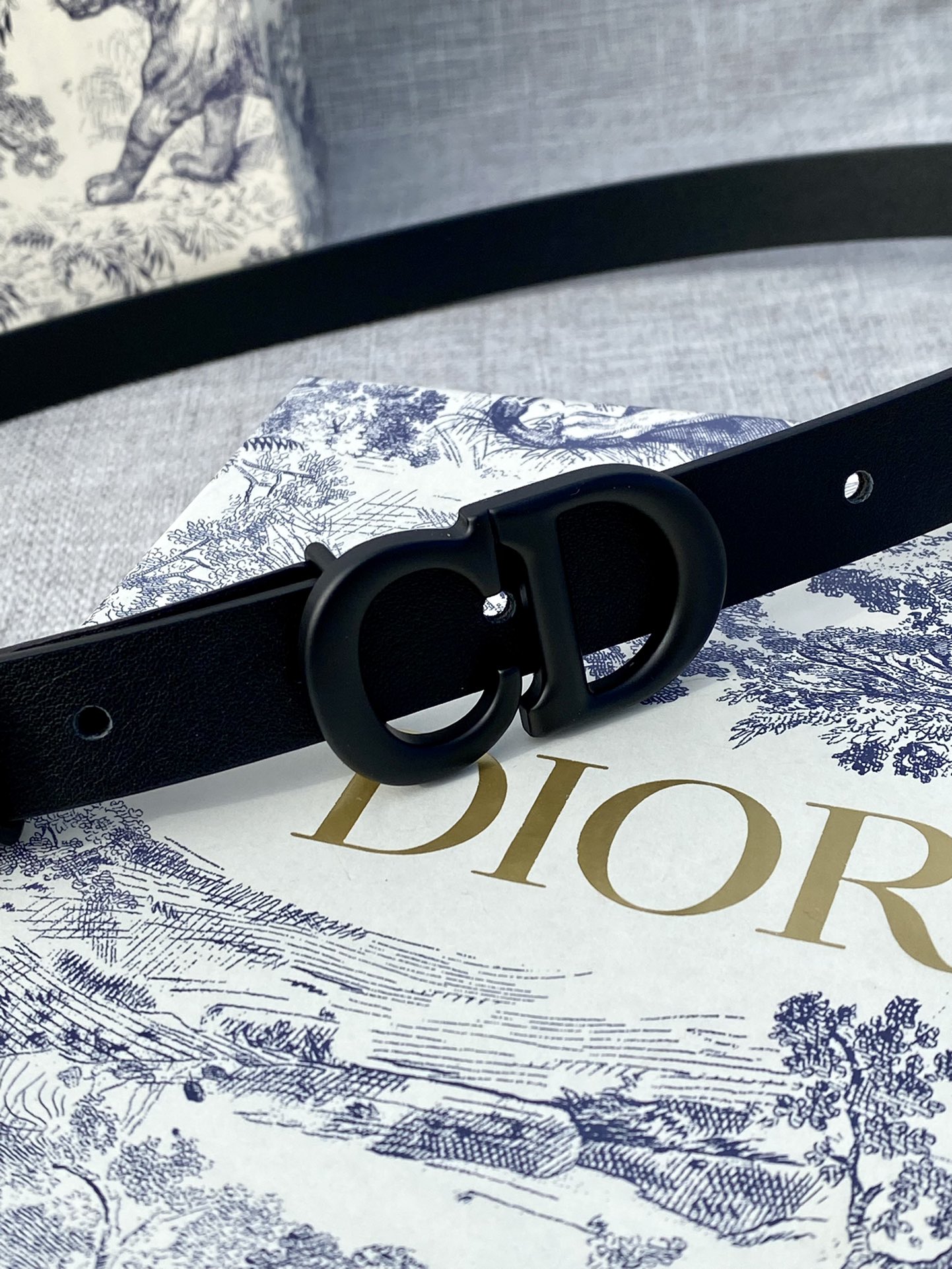 宽度2.0cm Dior(迪奧)爆款平面無線帶身/Saddle深蓝色牛皮革皮带-Chinese UA Cheap High Quatity Brand Clothes Bags handbags Sneakers wholesale wholesaler seller from China Factory suppliers Fashion Clothing Shoes best Quality Beautiful Price 宽度2.0cm Dior(迪奧)爆款平面無線帶身/Saddle深蓝色牛皮革皮带