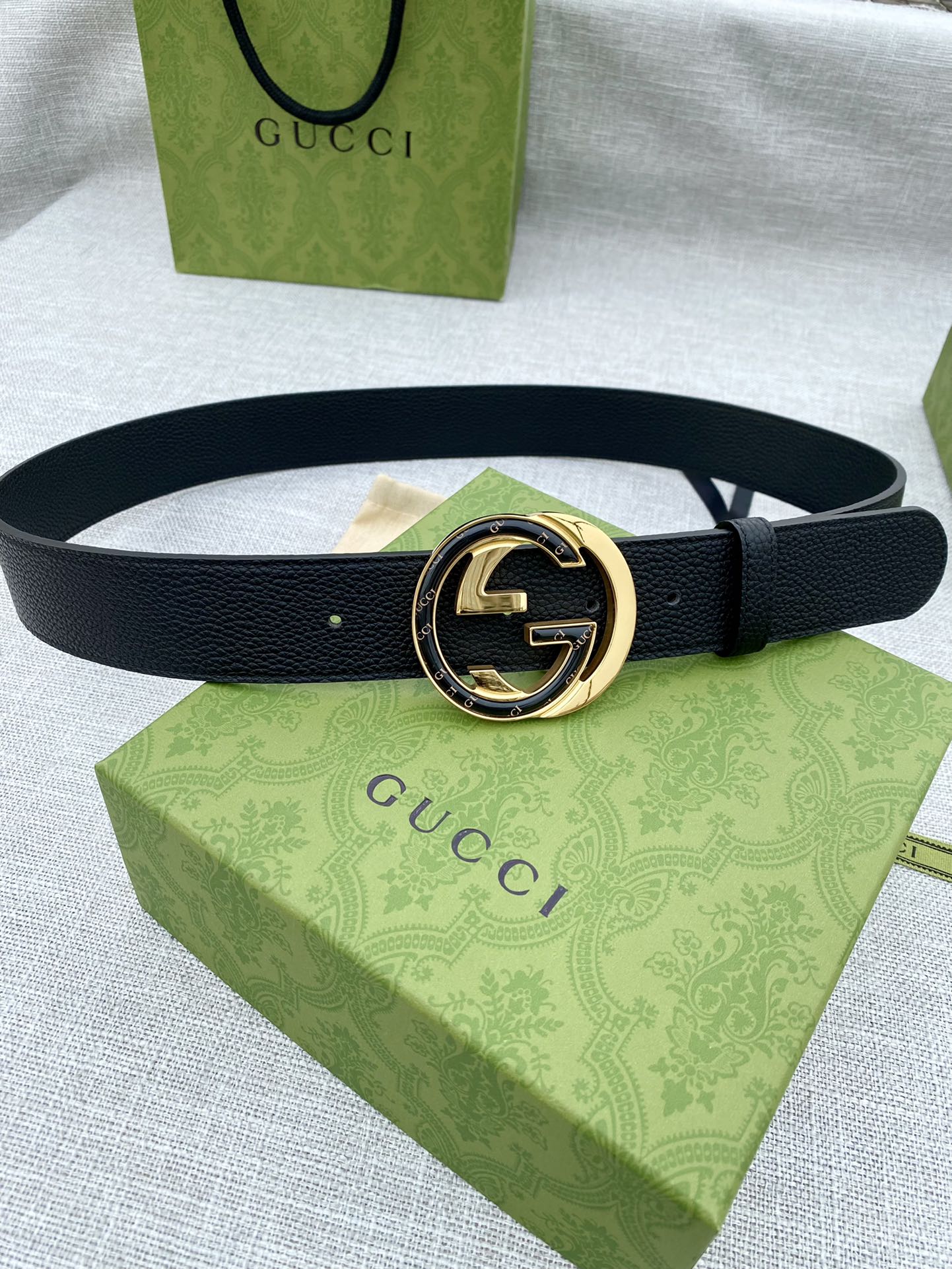宽度3.8cm GG Marmont系列每一季都会推陈出新GG6.0cm钢扣配件双色头层牛皮腰带